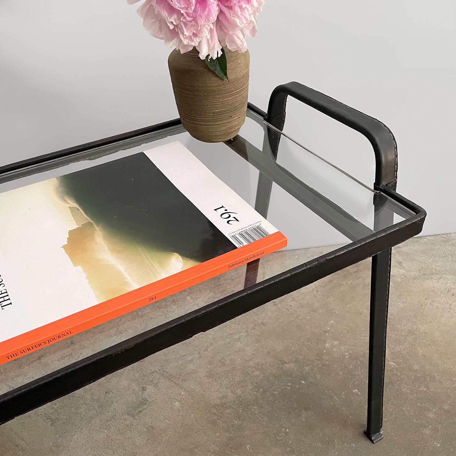 Table d'appoint française en cuir et verre Jacques Adnet en vente 4