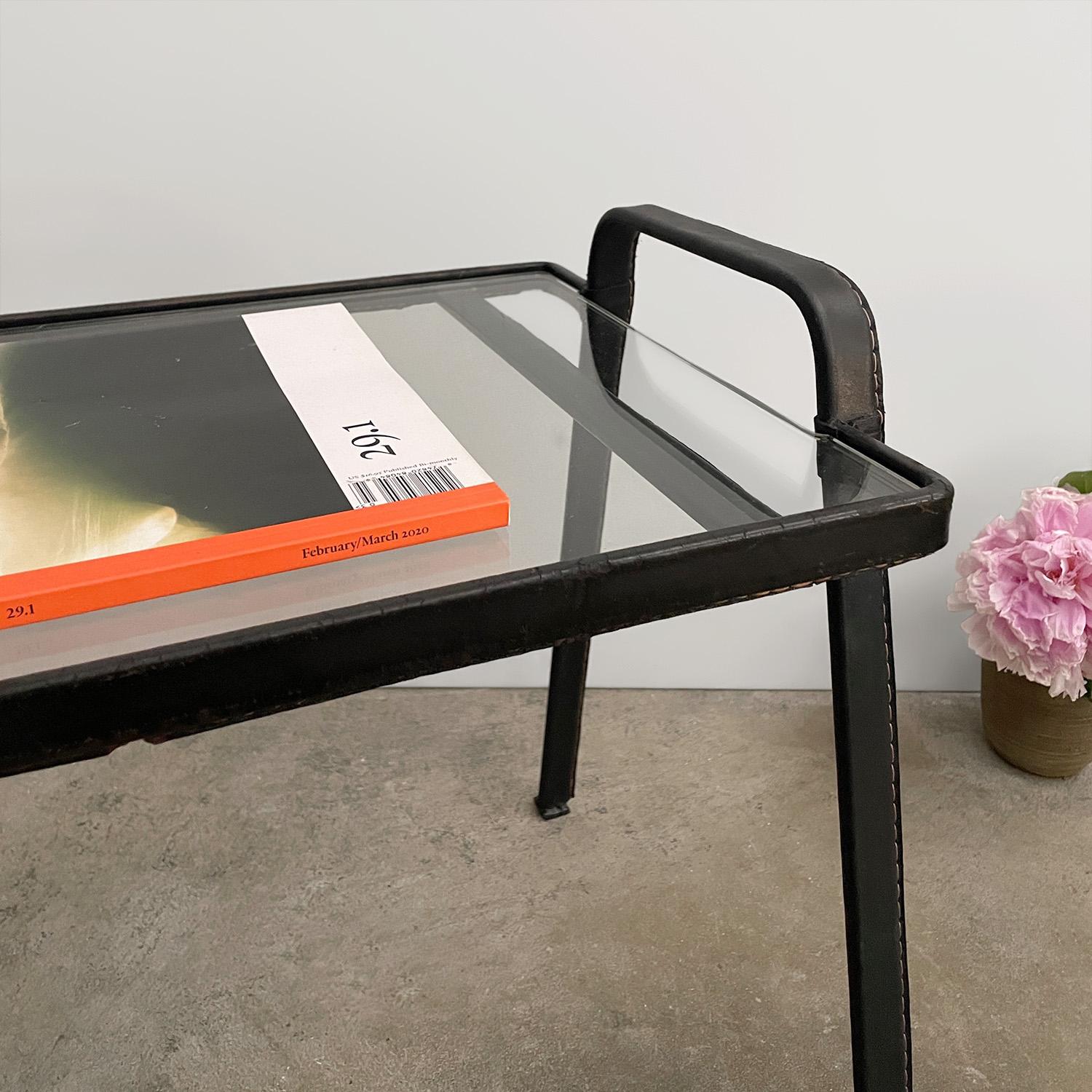 Table d'appoint française en cuir et verre Jacques Adnet en vente 5