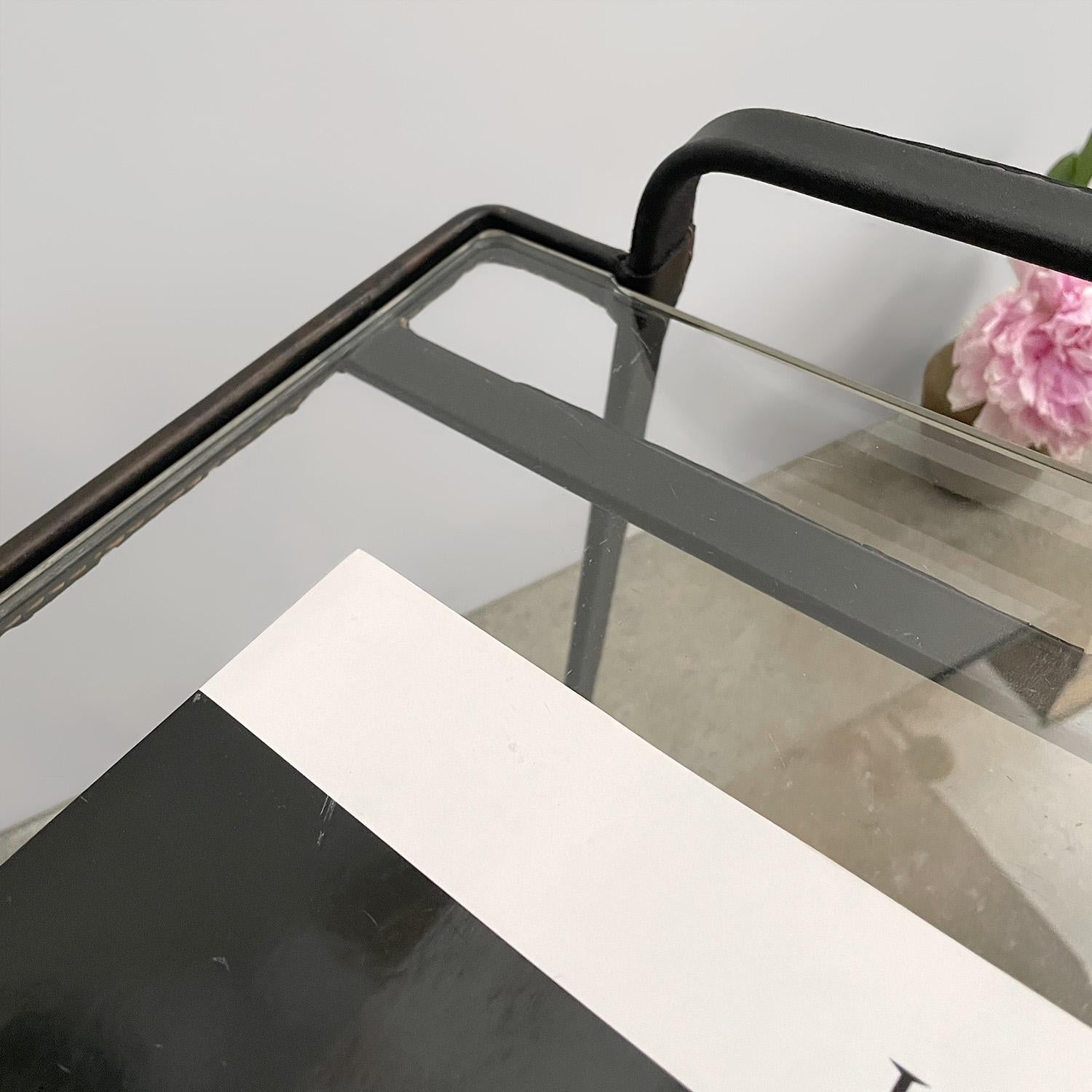 Table d'appoint française en cuir et verre Jacques Adnet en vente 6