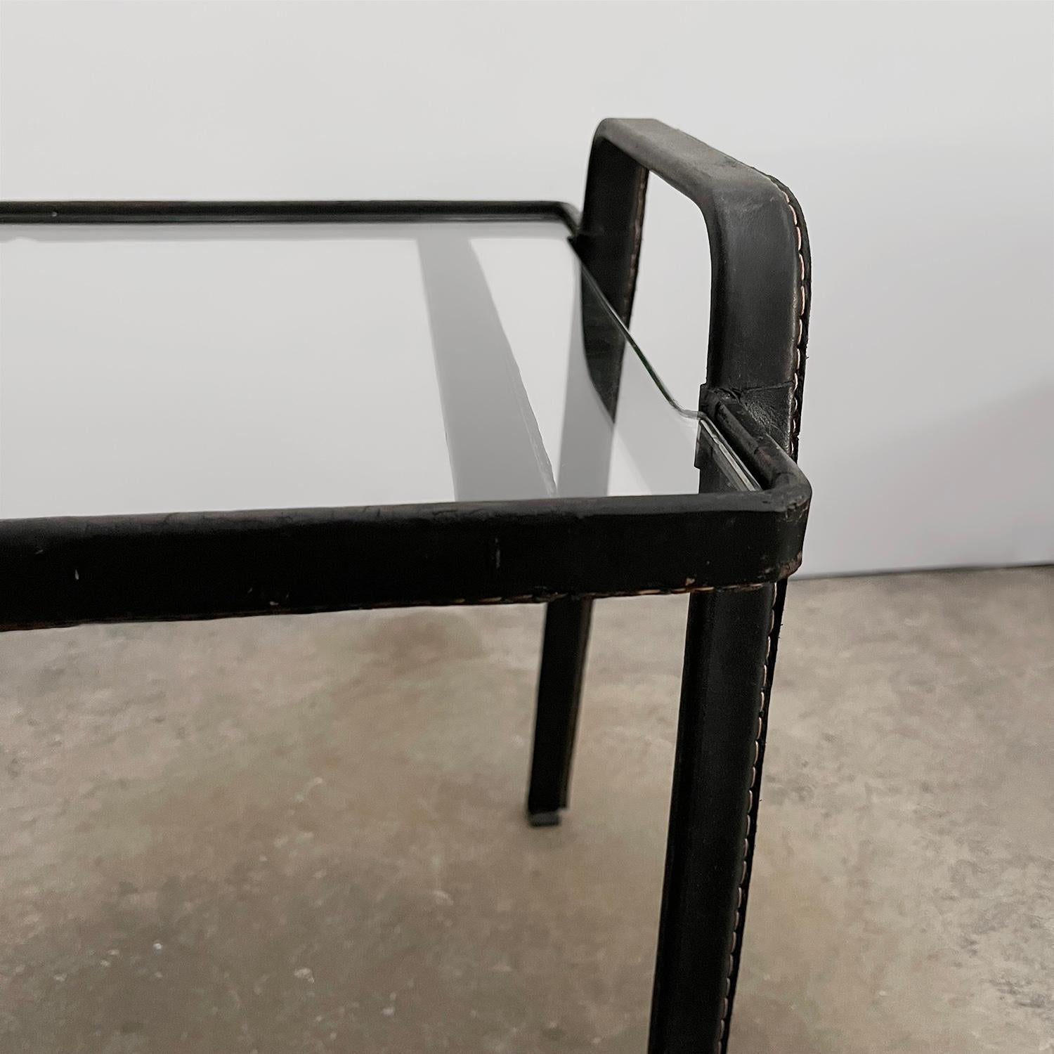 Table d'appoint française en cuir et verre Jacques Adnet en vente 8
