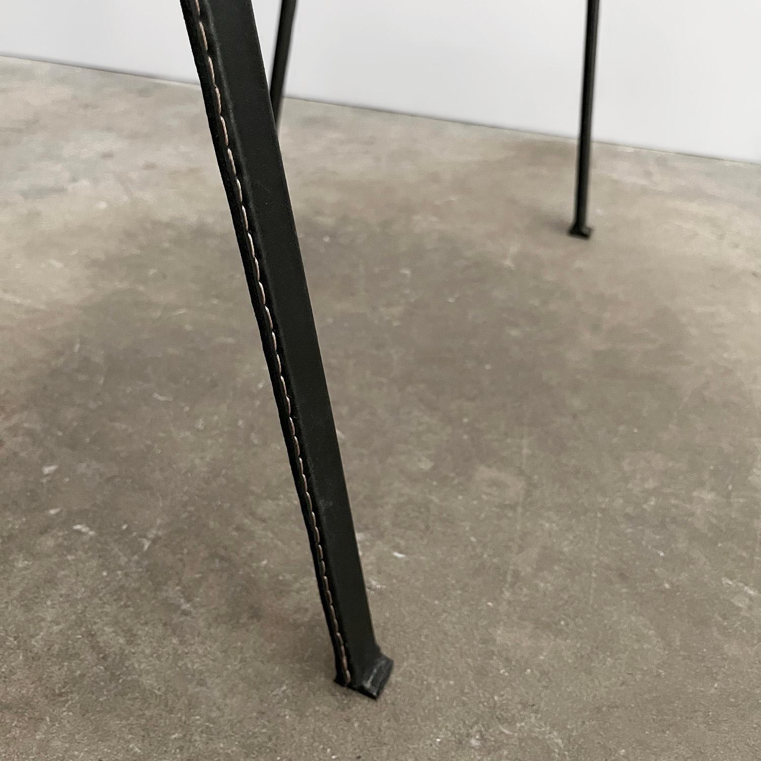 Table d'appoint française en cuir et verre Jacques Adnet en vente 9