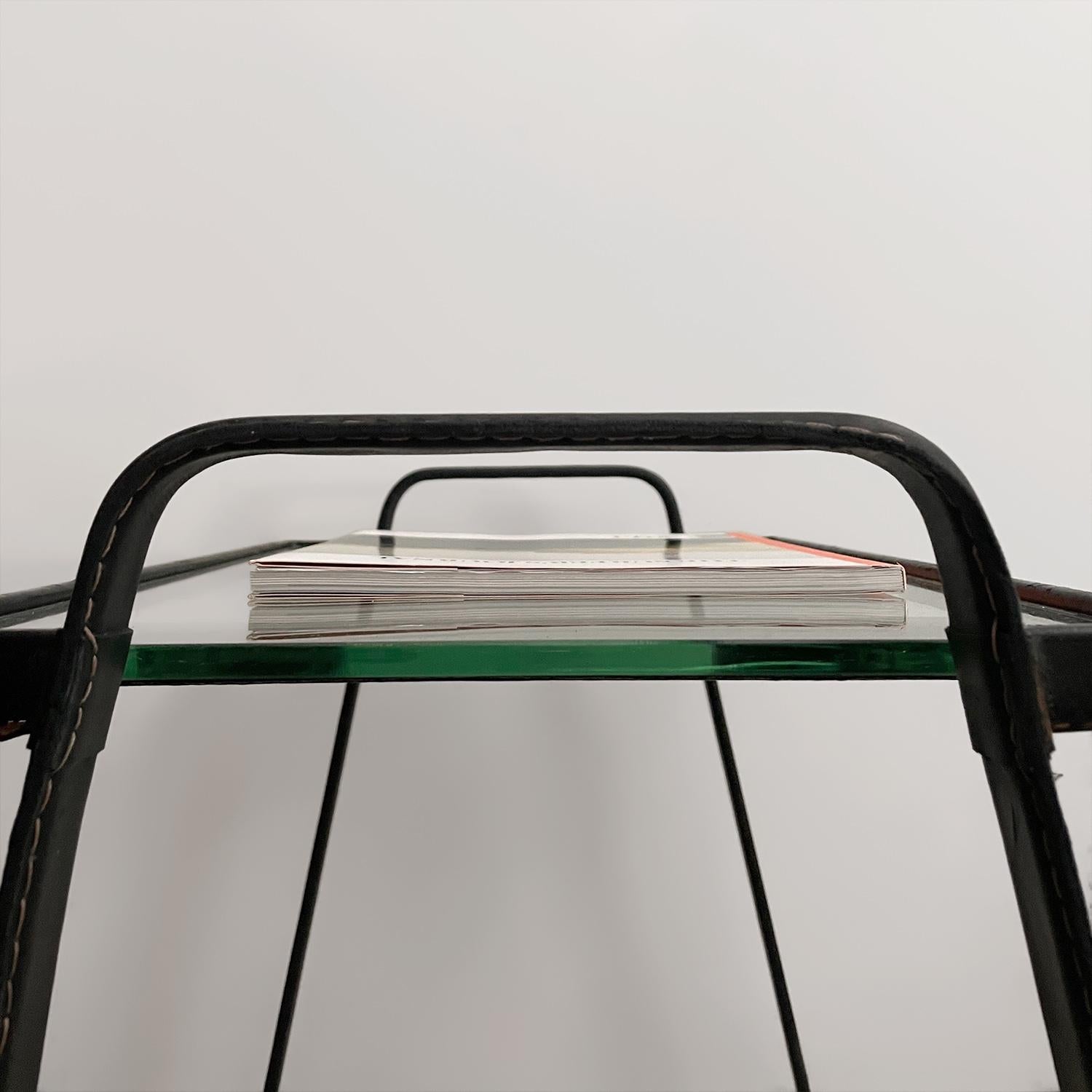 Table d'appoint française en cuir et verre Jacques Adnet en vente 10