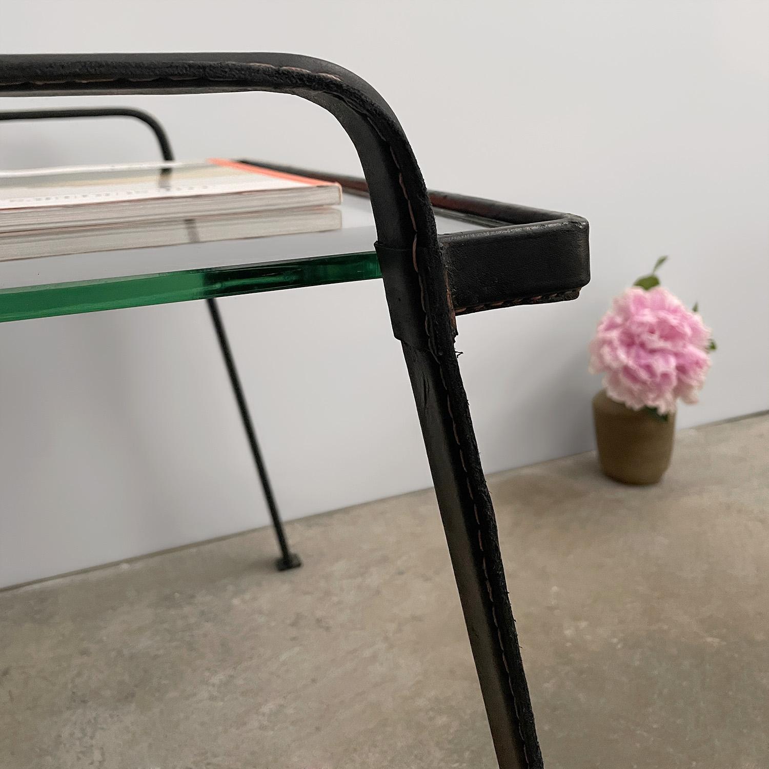 Table d'appoint française en cuir et verre Jacques Adnet en vente 11