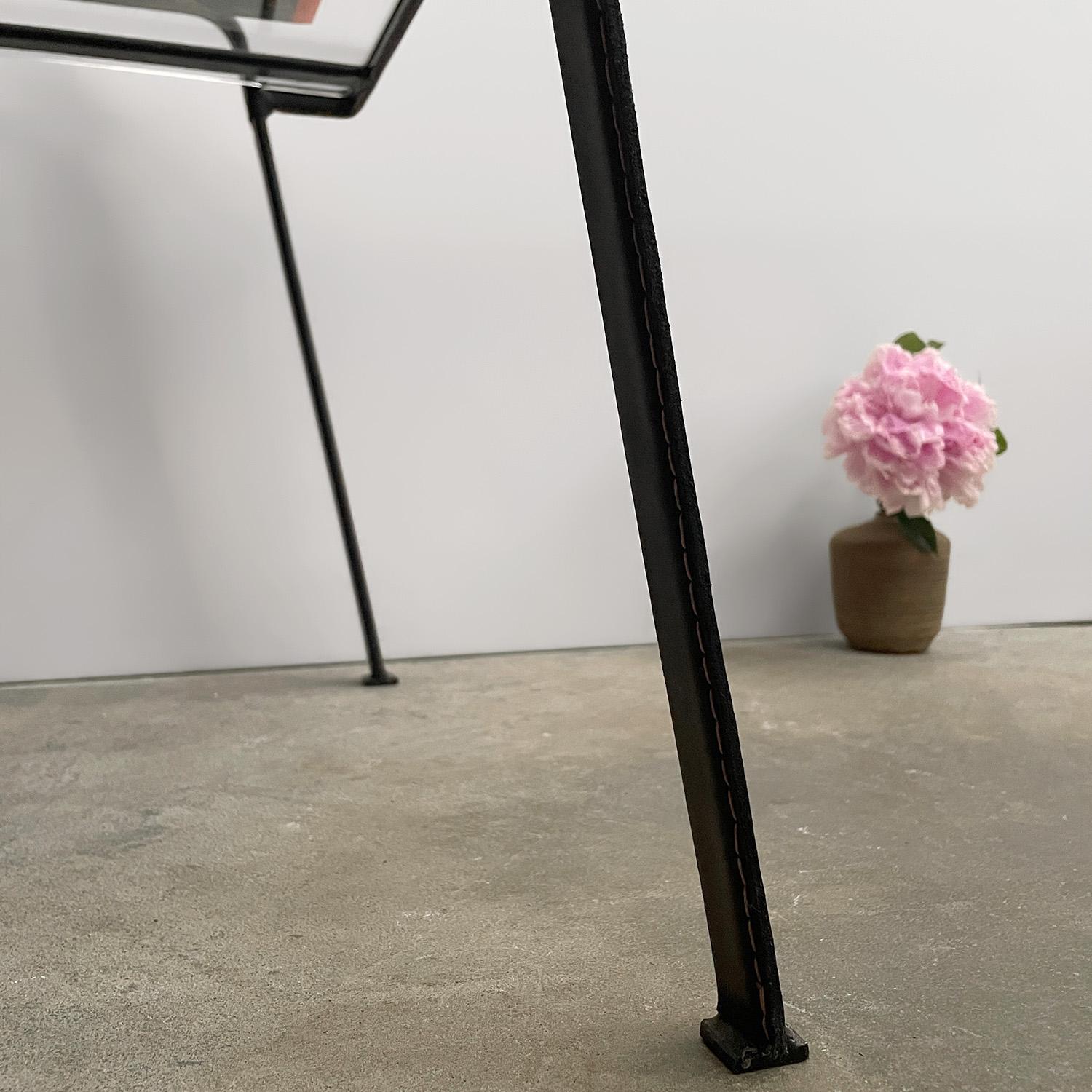 Table d'appoint française en cuir et verre Jacques Adnet en vente 12