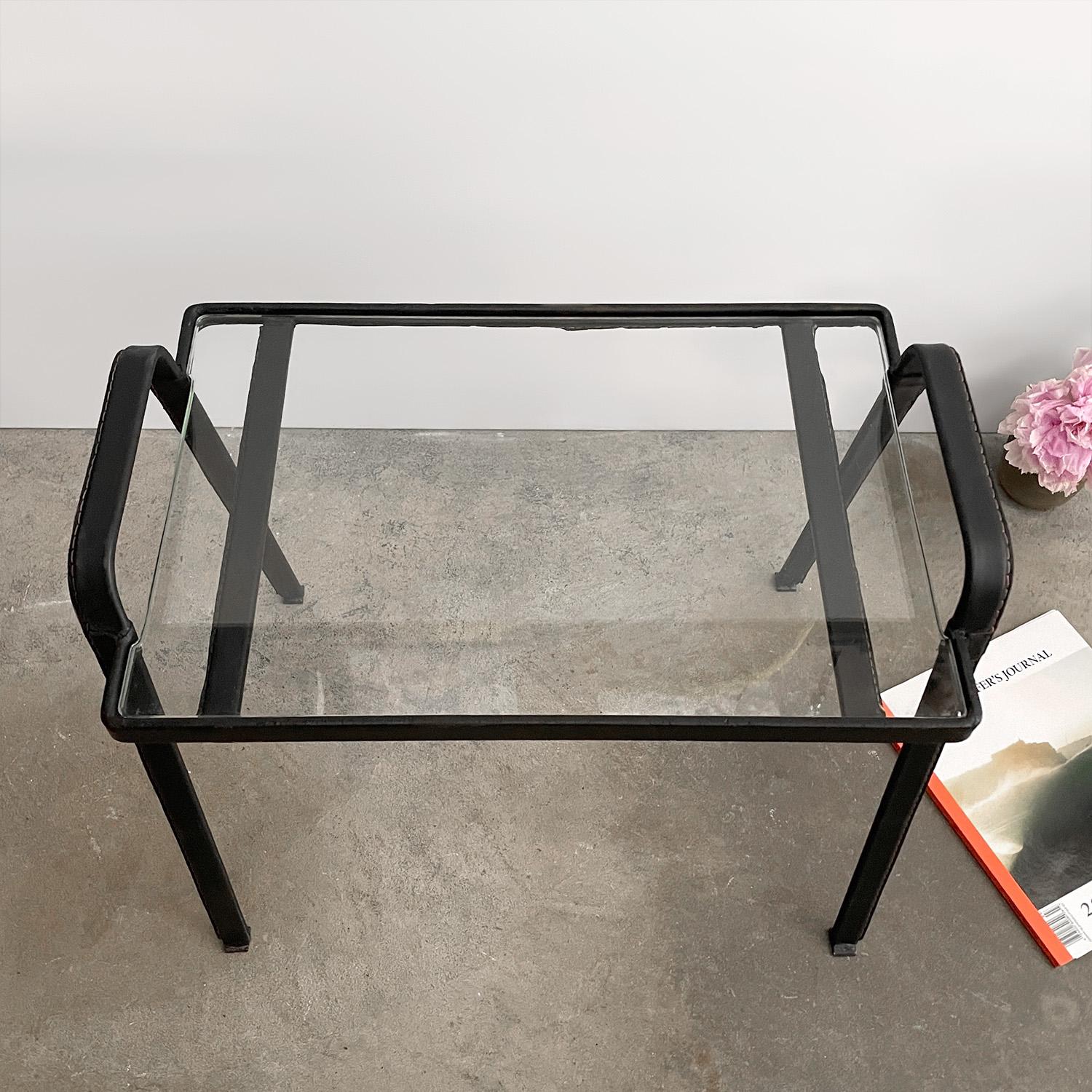 Table d'appoint française en cuir et verre Jacques Adnet en vente 14