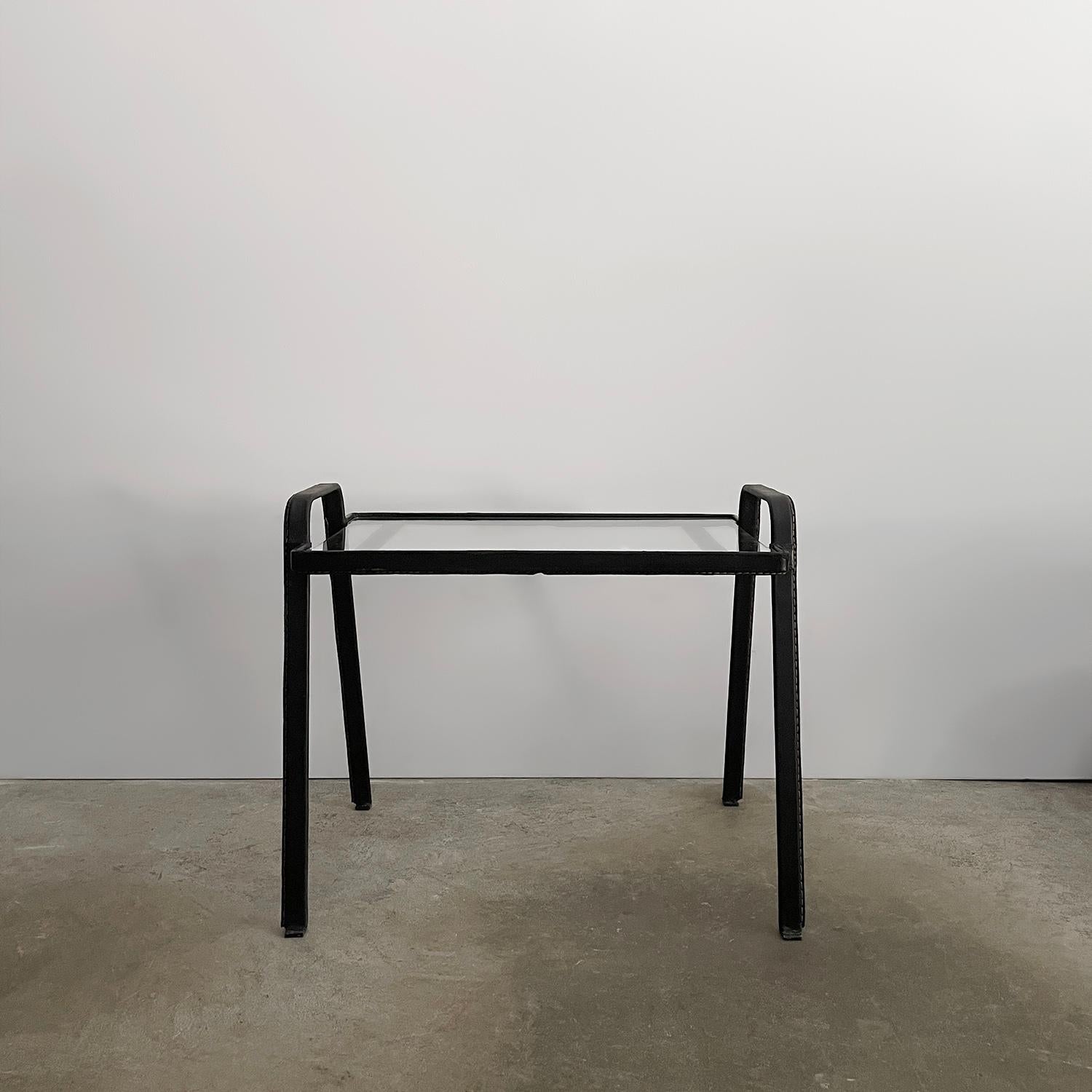 Français Table d'appoint française en cuir et verre Jacques Adnet en vente