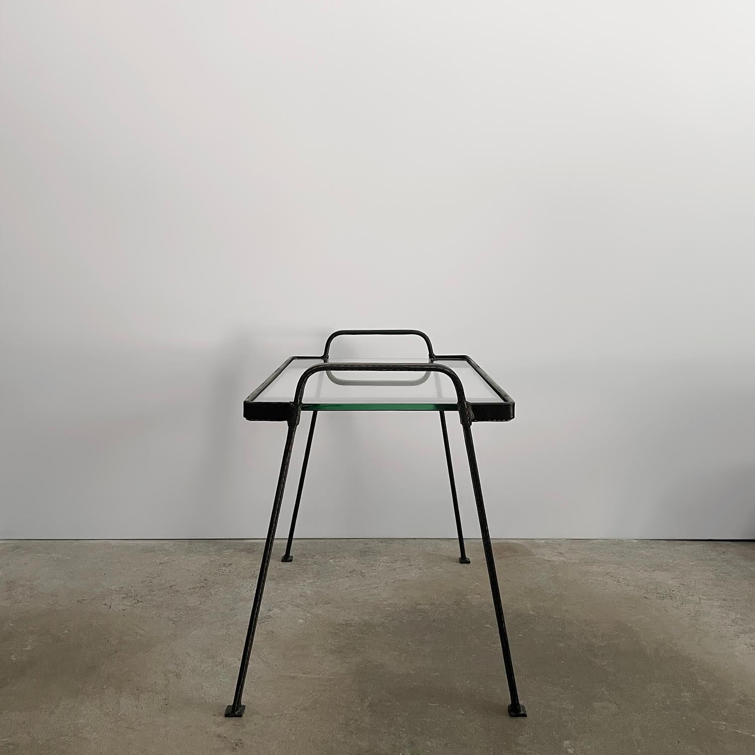 Table d'appoint française en cuir et verre Jacques Adnet Bon état - En vente à Los Angeles, CA