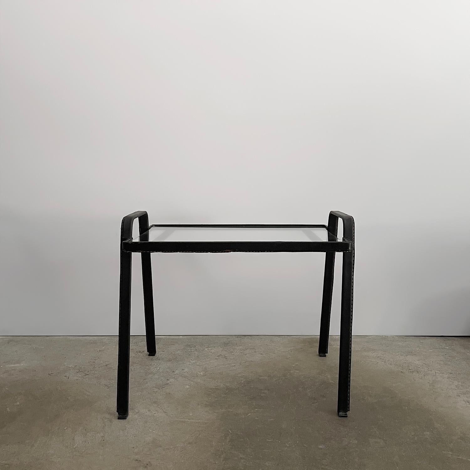 Milieu du XXe siècle Table d'appoint française en cuir et verre Jacques Adnet en vente