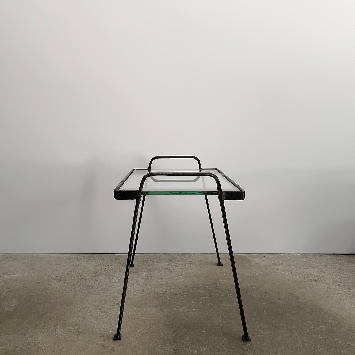 Cuir Table d'appoint française en cuir et verre Jacques Adnet en vente