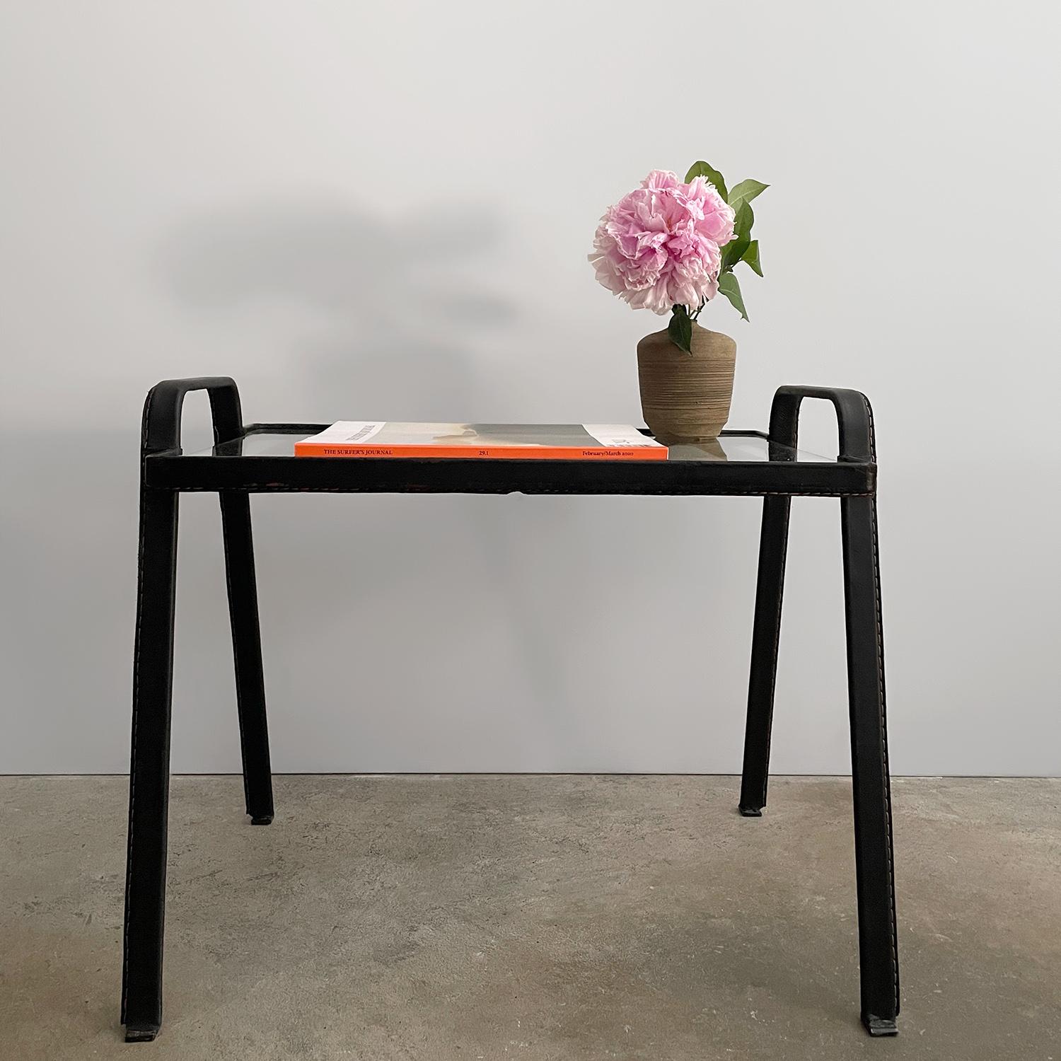 Table d'appoint française en cuir et verre Jacques Adnet en vente 1