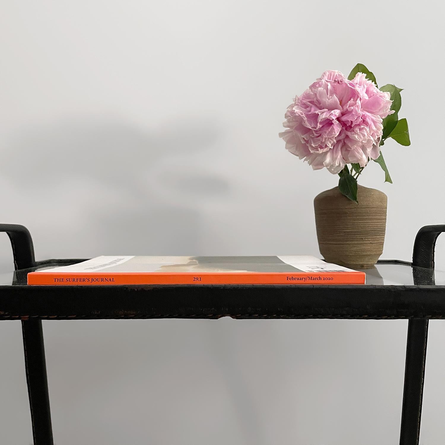 Table d'appoint française en cuir et verre Jacques Adnet en vente 2