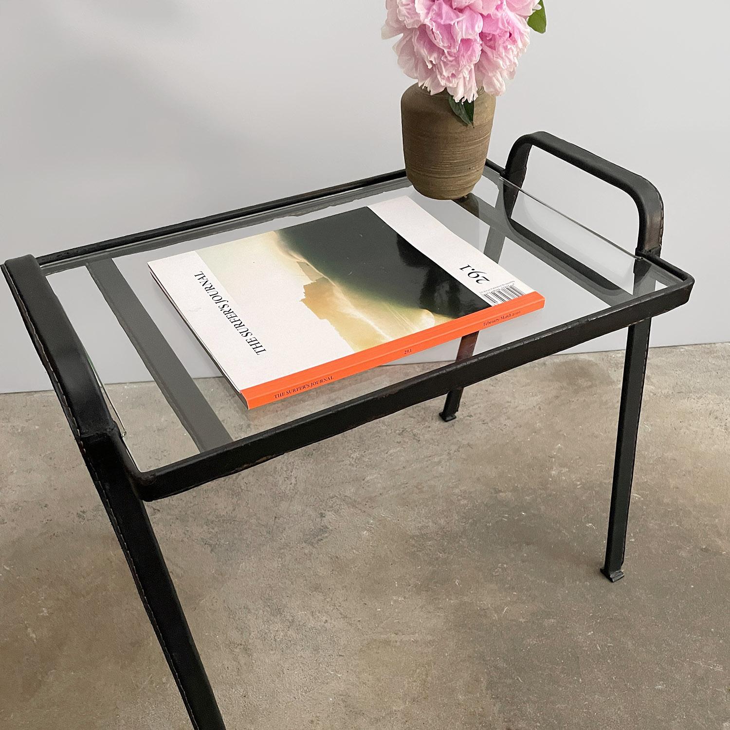 Table d'appoint française en cuir et verre Jacques Adnet en vente 3