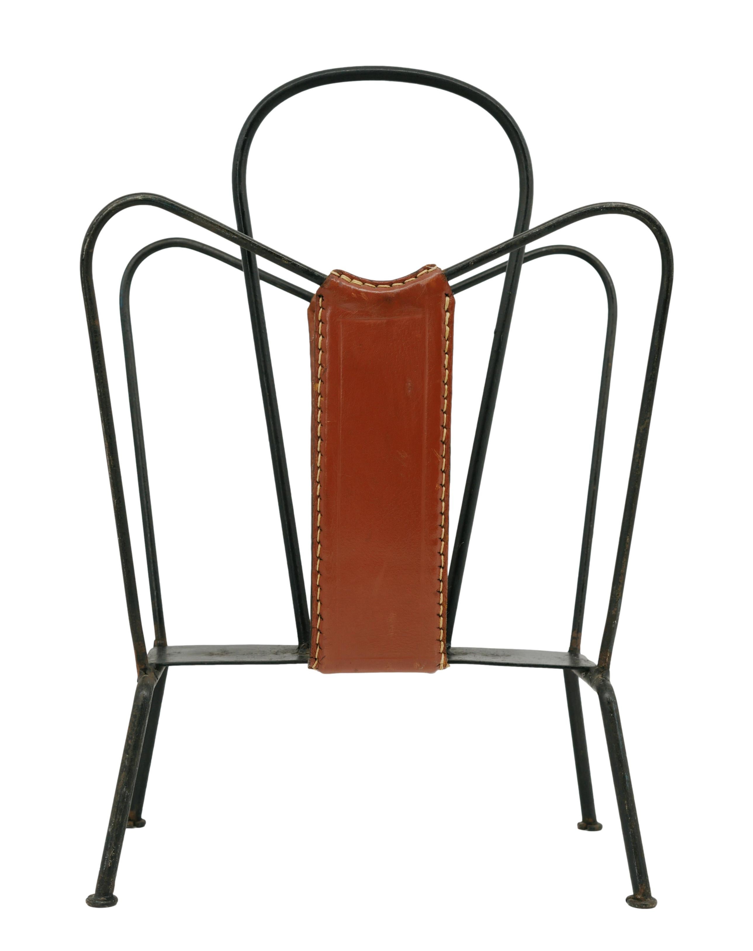 French Mid-century magazine rack by Jacques ADNET, France, 1950s. Magazine rack in leather and iron with two compartments and pastille base. Height : 16.1