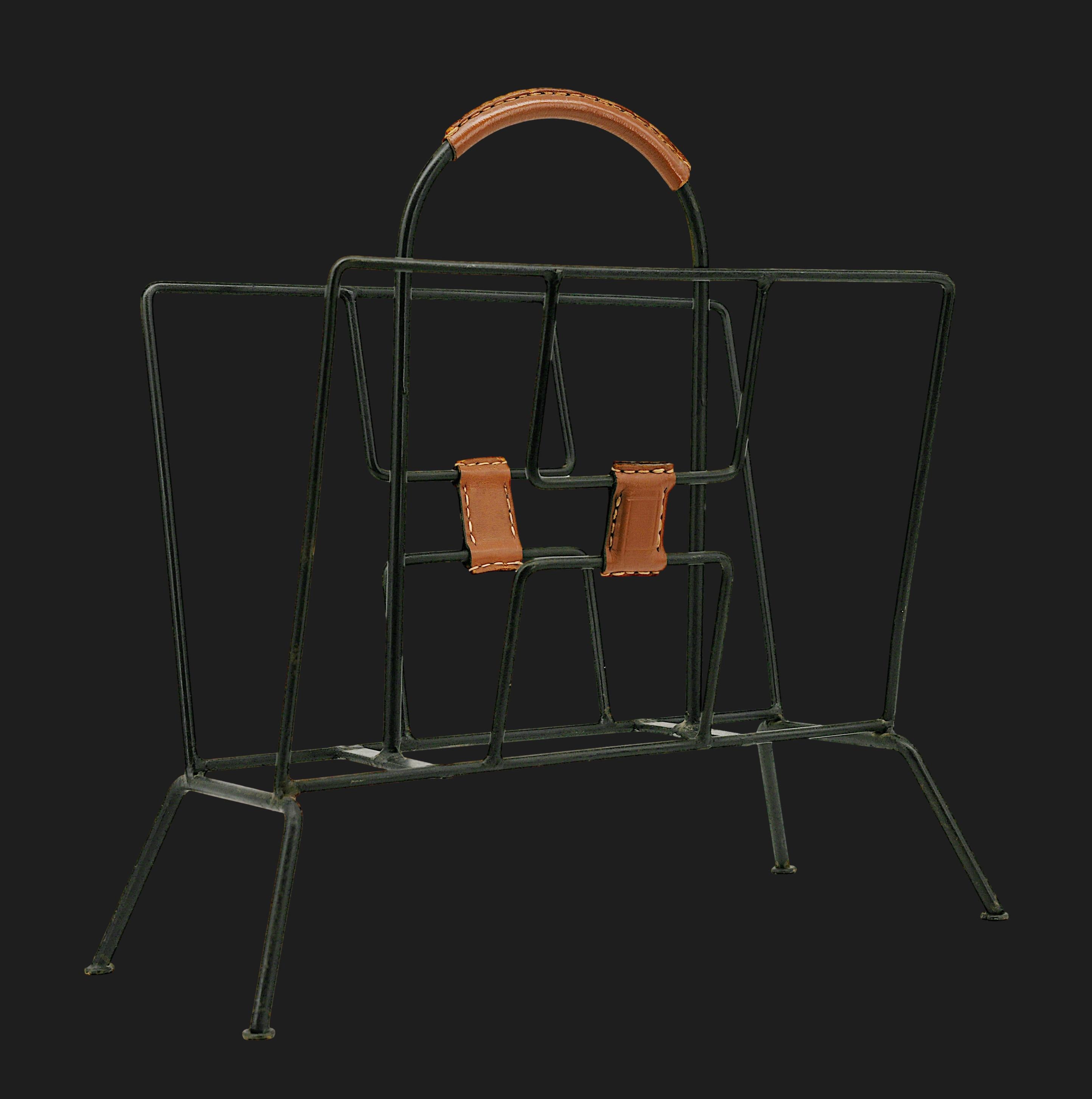 Portariviste francese di metà secolo di Jacques Adnet, Francia, anni '50. Portariviste in pelle e ferro con due scomparti e base in pastello. Altezza: 16.25