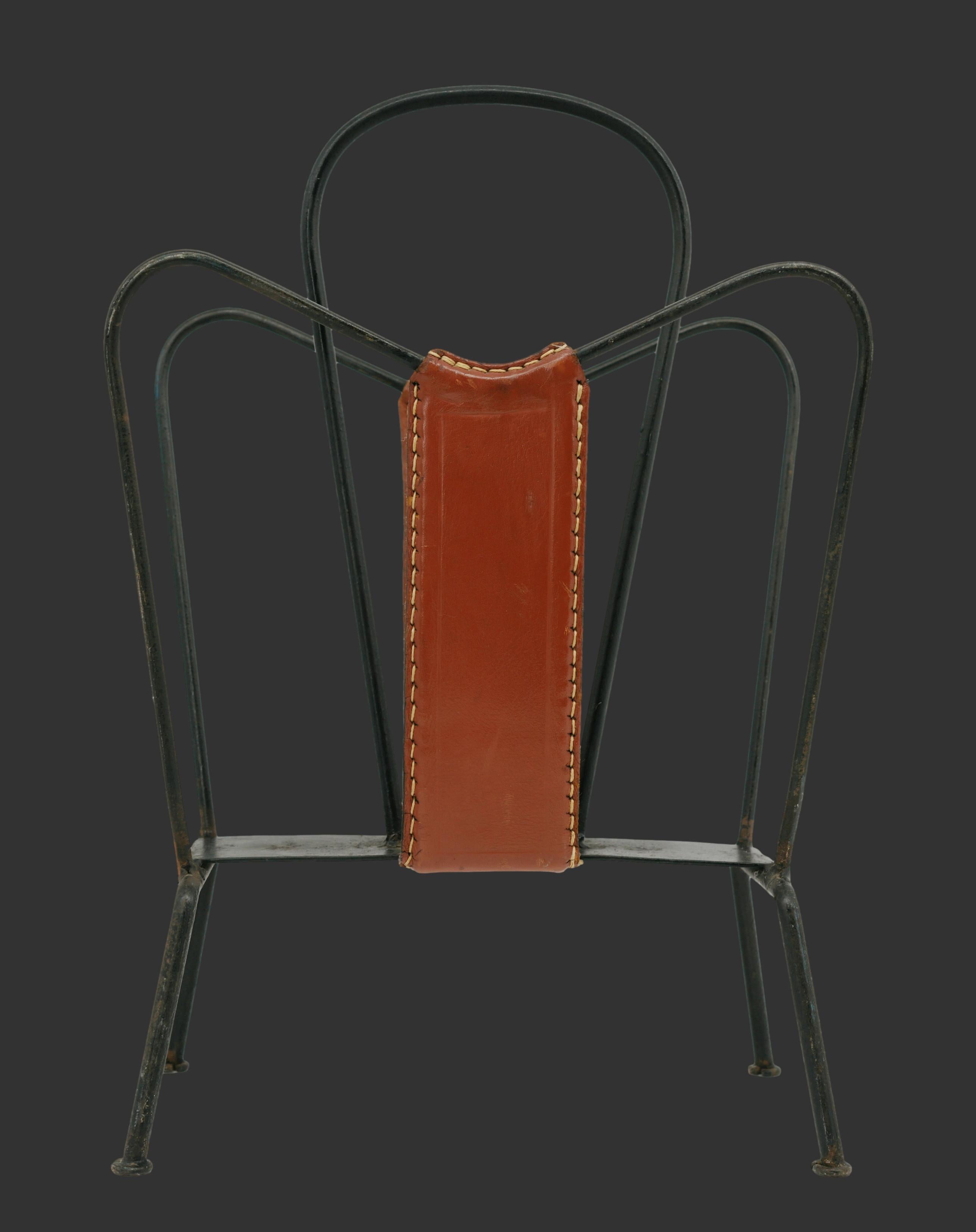 Porte-revues du milieu du siècle par Jacques ADNET, France, années 1950. Porte-revues en cuir et fer avec deux compartiments et base en pastille. Hauteur : 41 cm, largeur : 28 cm, profondeur : 18 cm. Quelques traces d'âge. Bon état.

