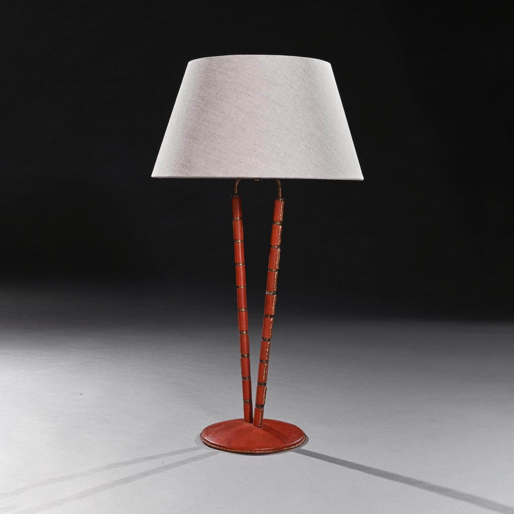 Lámpara de mesa de cuero modernista francesa de mediados de siglo, muy inusual, de Jacques Adnet

Francés c.1955

Esta extraordinaria lámpara de mesa tiene una rara forma simulada de bambú y fue diseñada por el gran arquitecto y diseñador de muebles