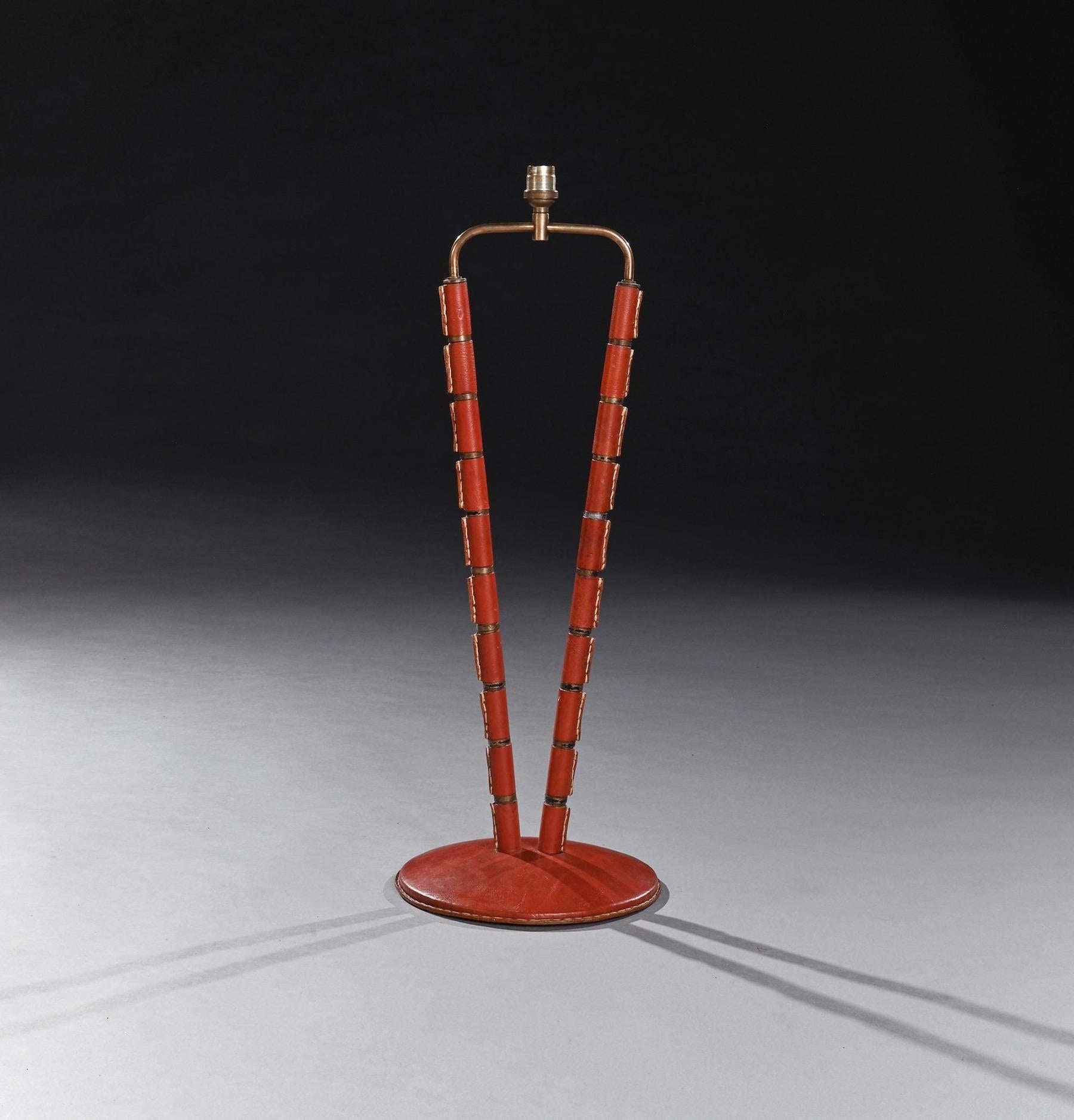 Jacques Adnet Lámpara de sobremesa de cuero francesa de mediados del siglo XX Moderno de mediados de siglo en venta