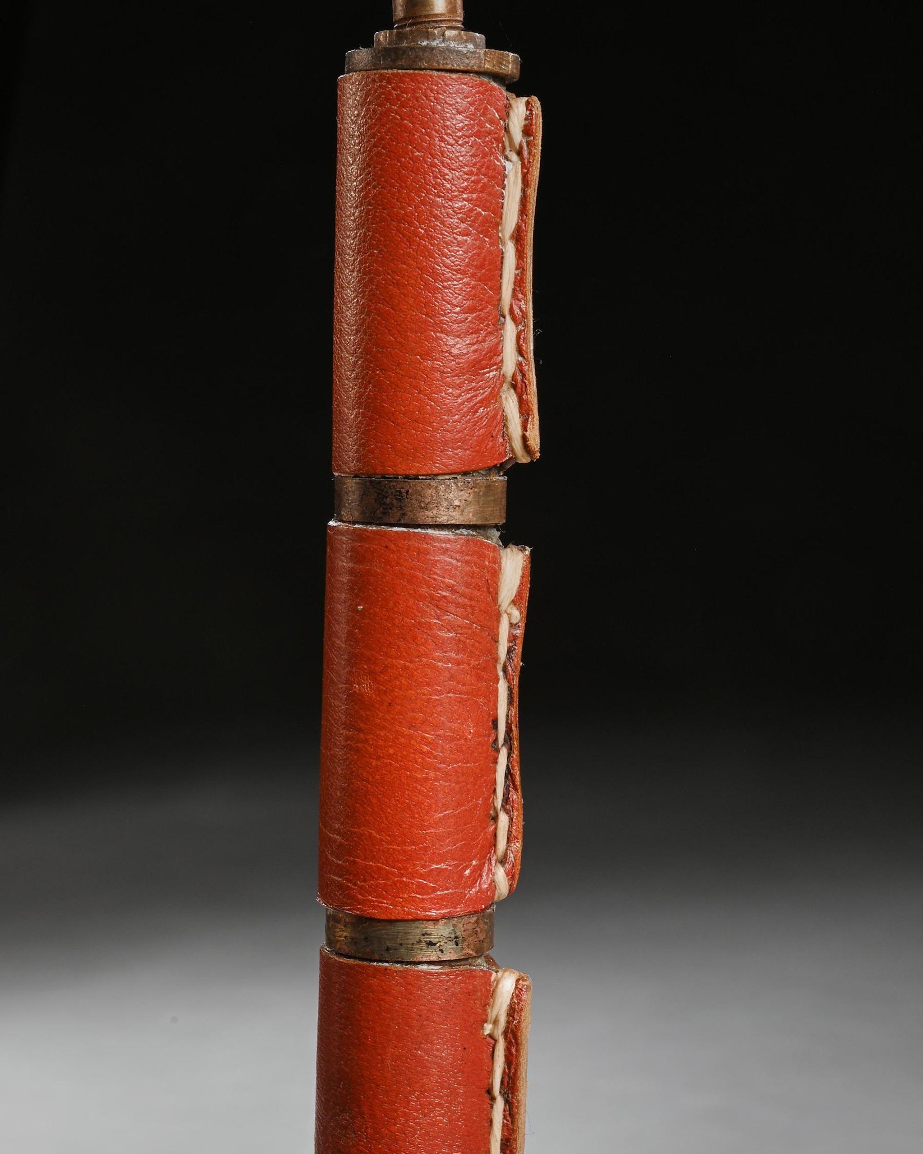 Jacques Adnet Lámpara de sobremesa de cuero francesa de mediados del siglo XX en Bueno estado para la venta en Benington, Herts