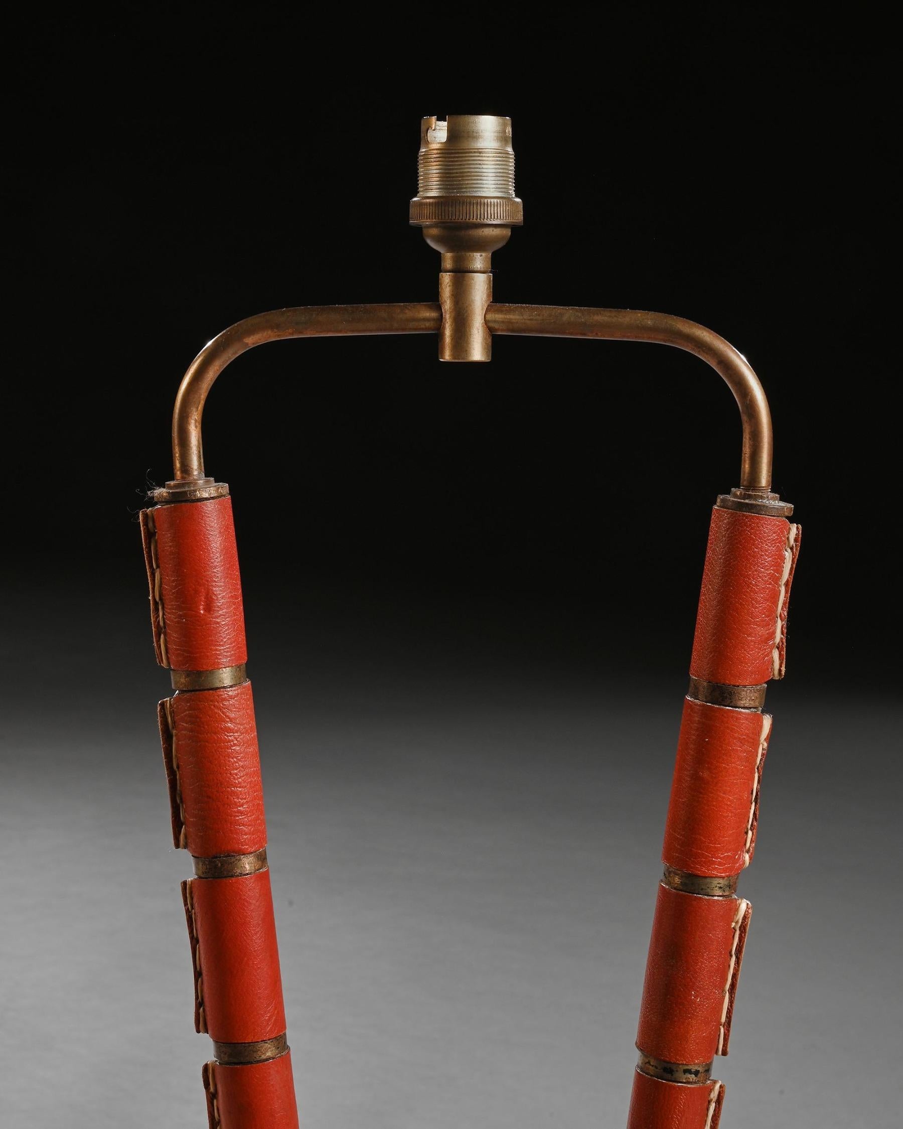 Jacques Adnet Lámpara de sobremesa de cuero francesa de mediados del siglo XX Cuero en venta