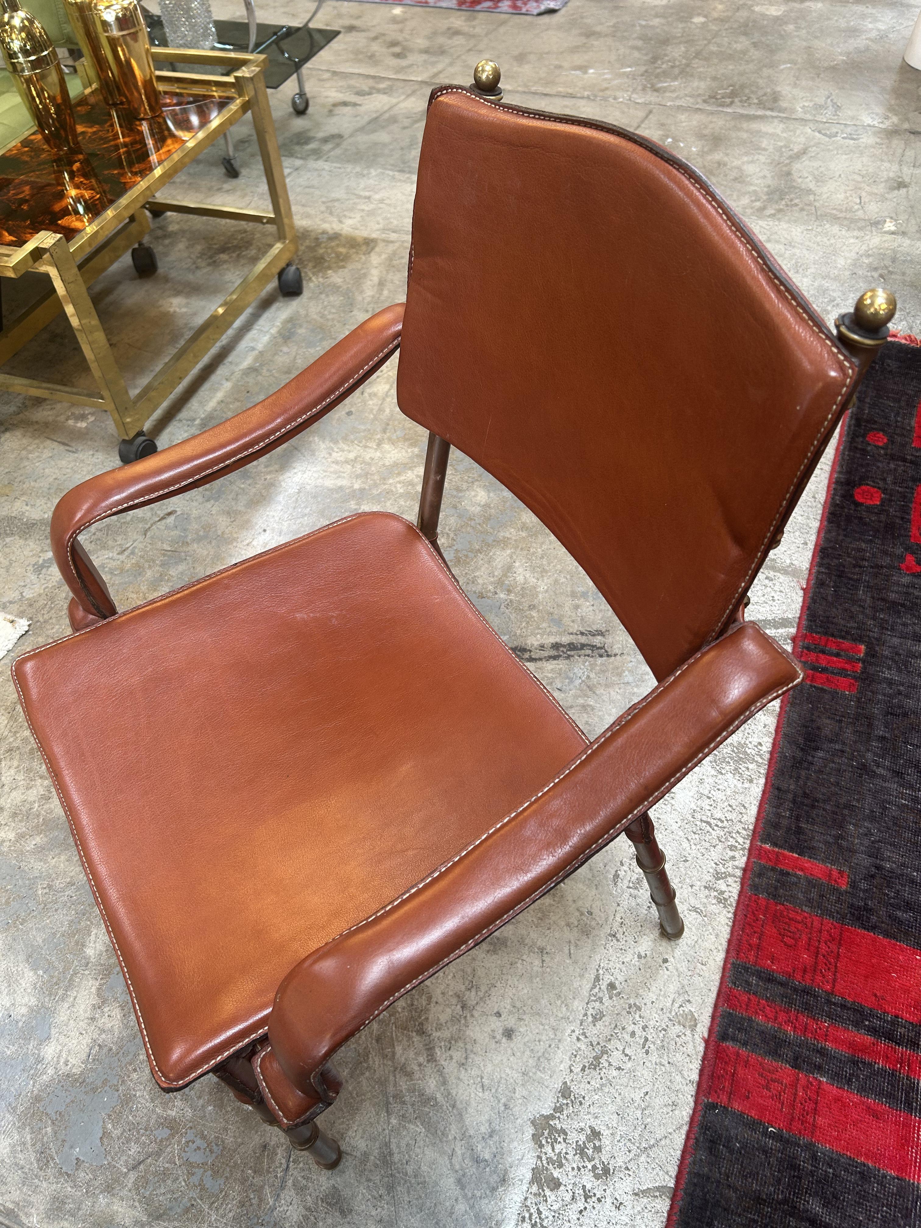 Mid-Century moderno Jacques Adnet - Sedie moderniste in pelle e ottone (set di 4) in vendita
