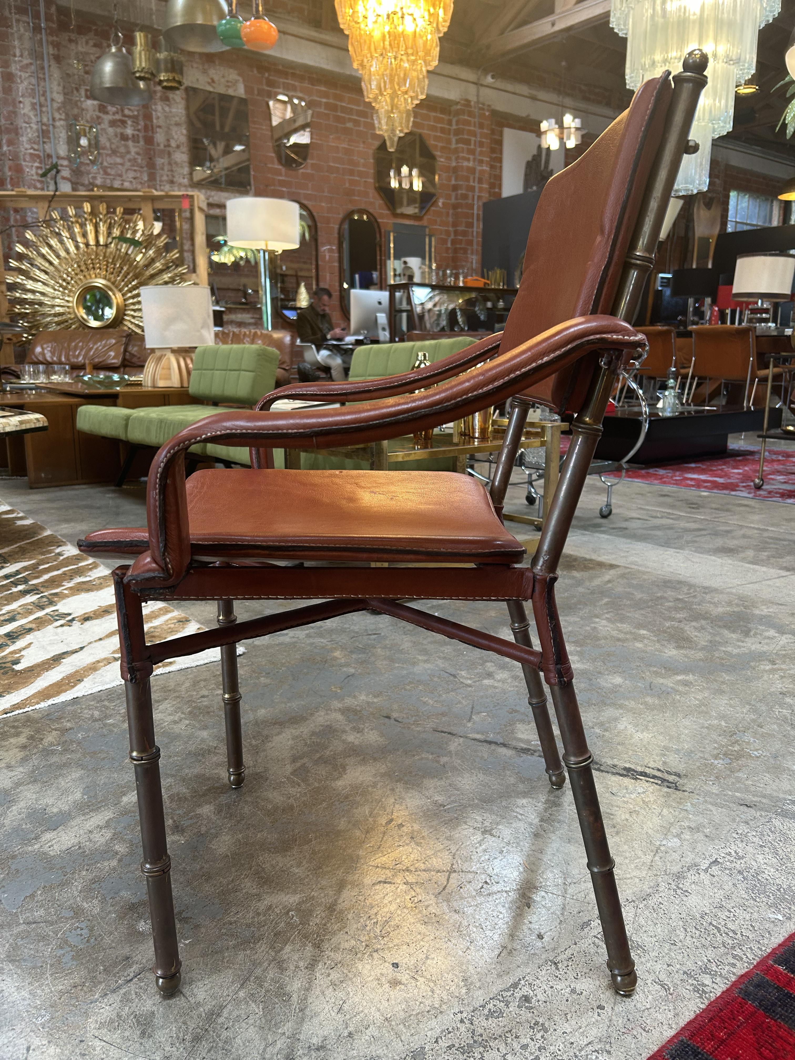 Francese Jacques Adnet - Sedie moderniste in pelle e ottone (set di 4) in vendita