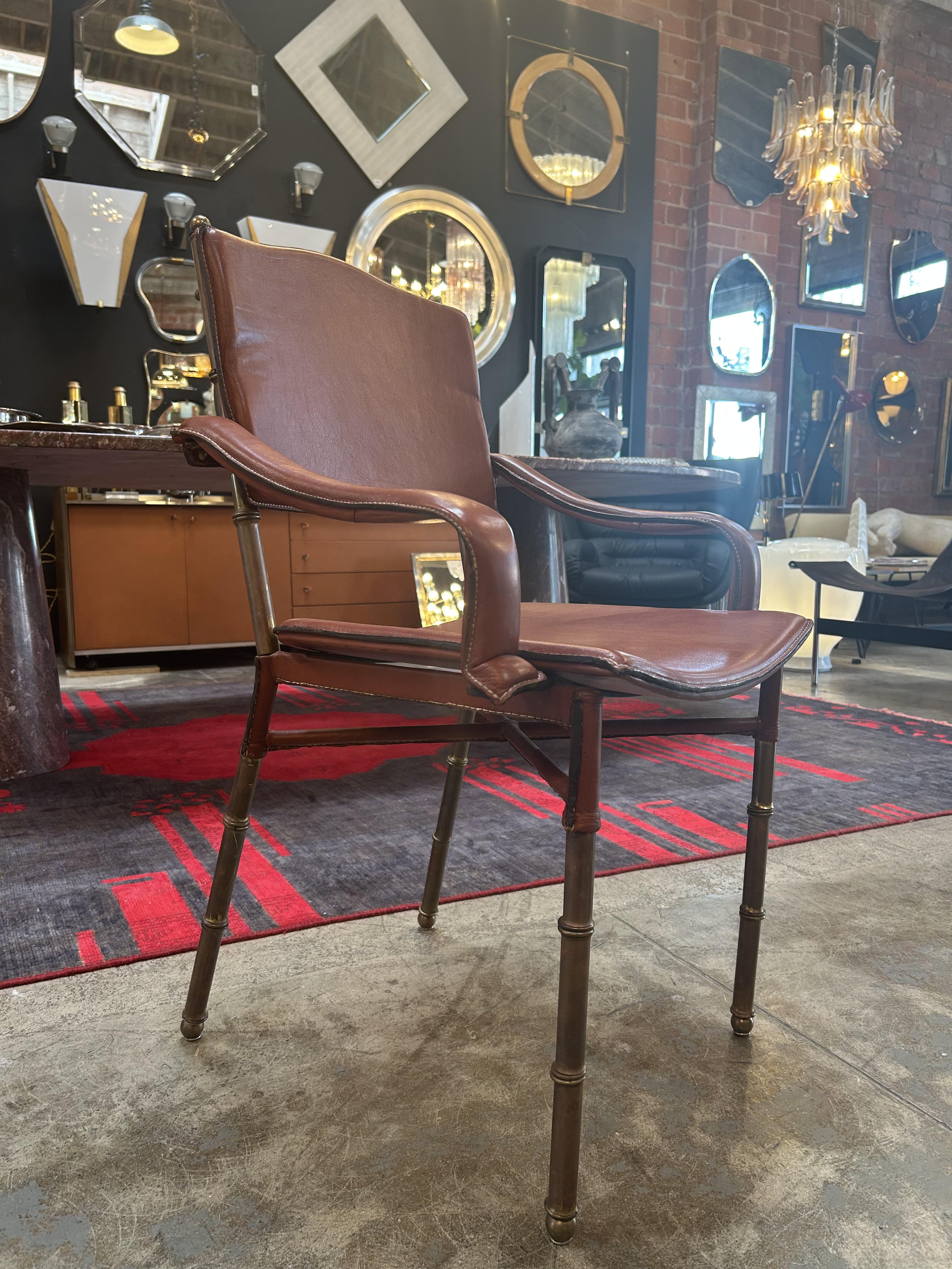 XX secolo Jacques Adnet - Sedie moderniste in pelle e ottone (set di 4) in vendita
