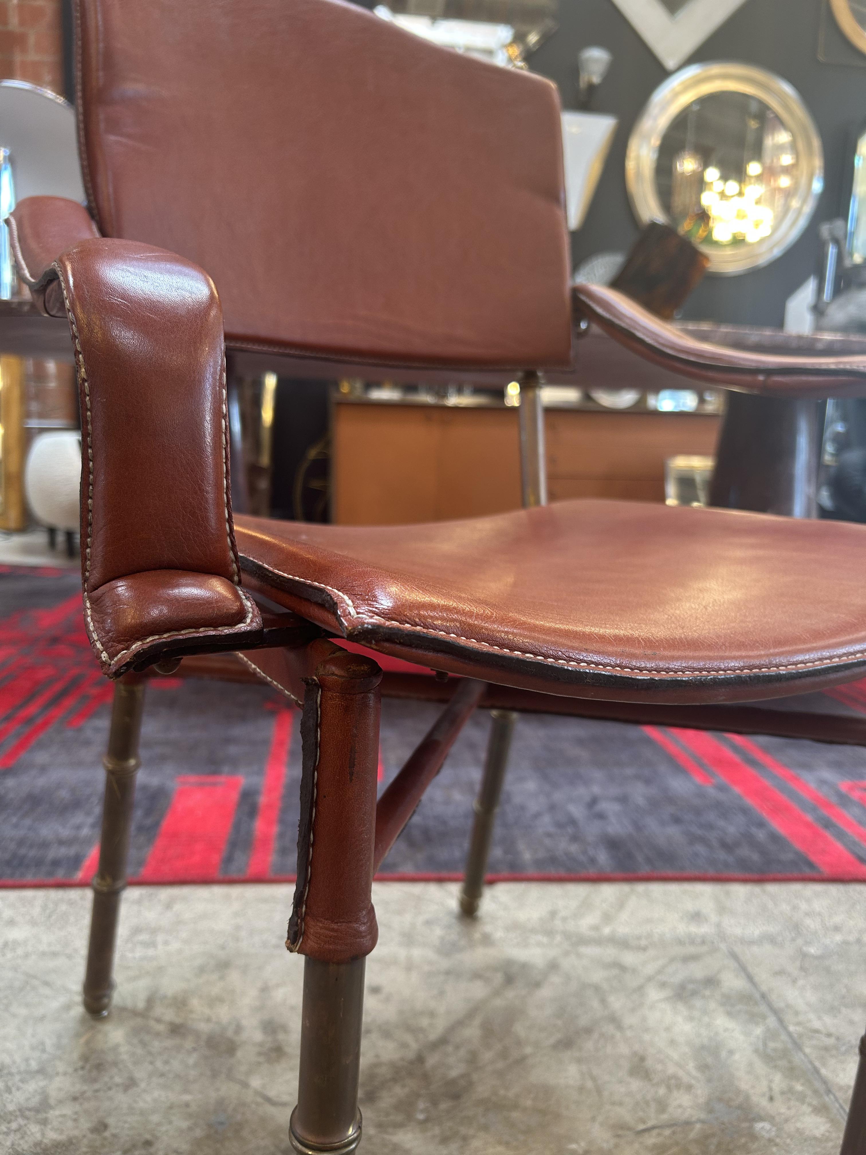 Ottone Jacques Adnet - Sedie moderniste in pelle e ottone (set di 4) in vendita