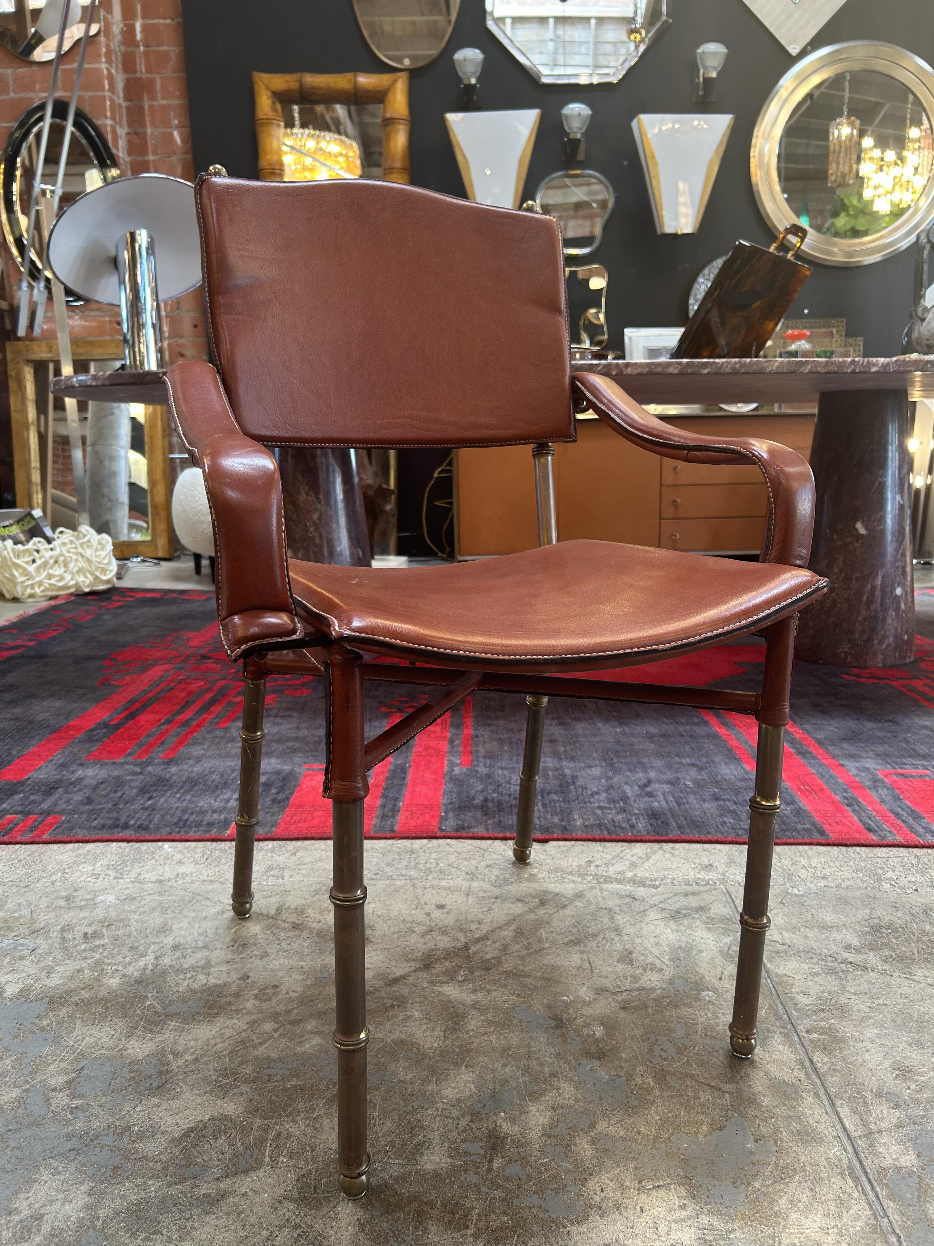 Jacques Adnet - Sedie moderniste in pelle e ottone (set di 4) in vendita 1
