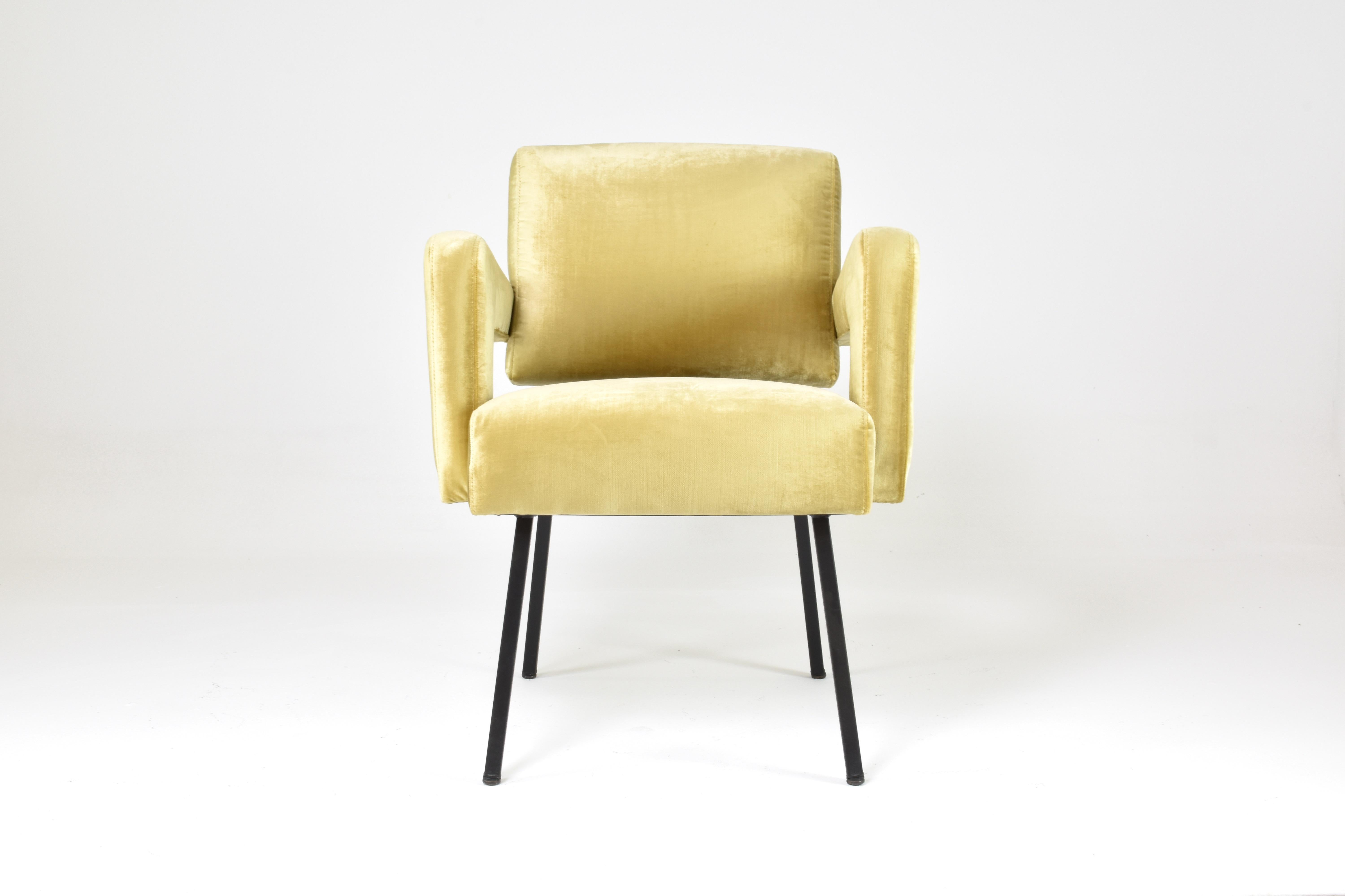 Questa poltrona scultorea degli anni '50 di Jacques Adnet mette in mostra il suo caratteristico mix di geometria modernista e raffinato artigianato francese. Recentemente restaurata in un morbido velluto giallo oro, la sedia presenta dinamici