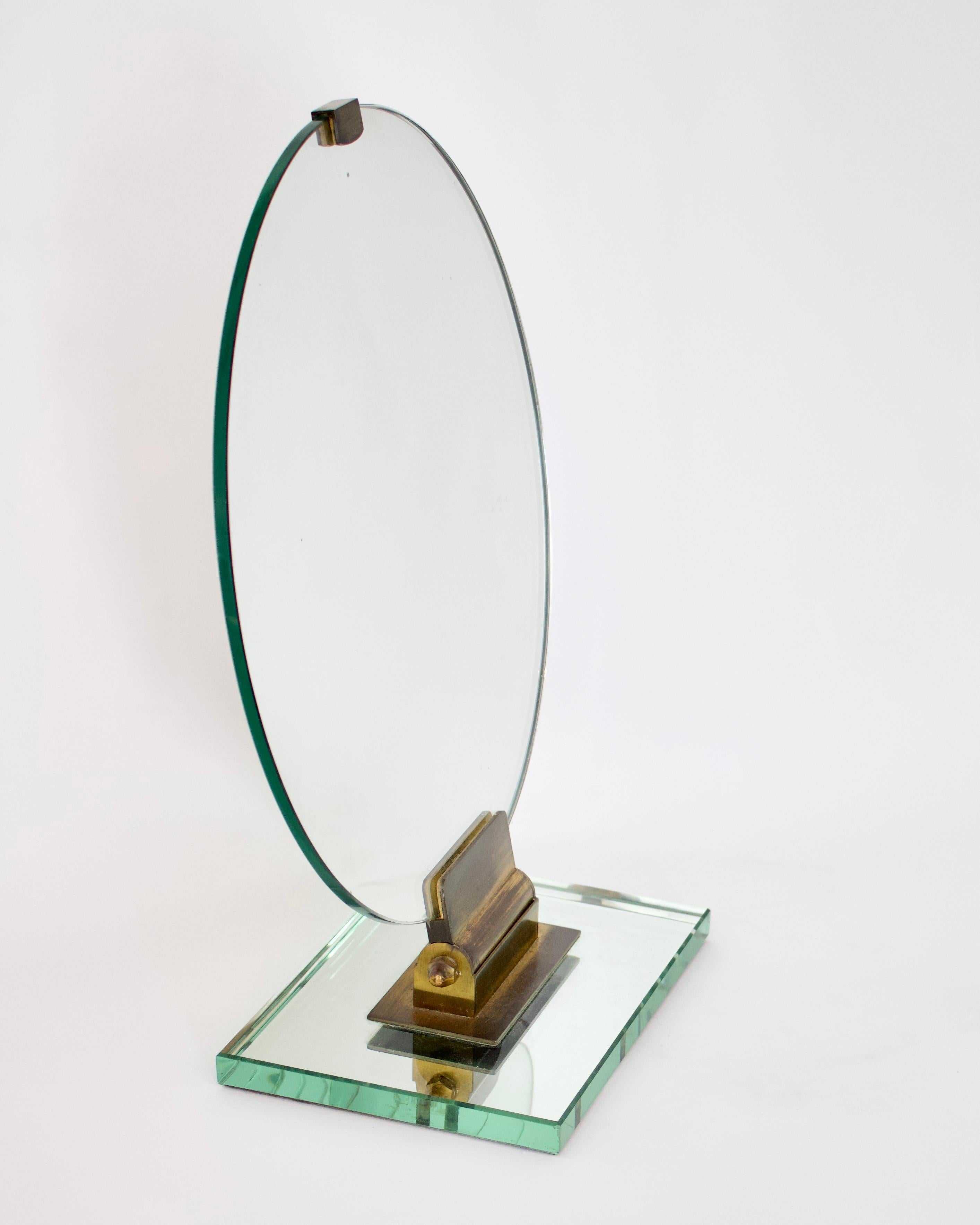 Mid-Century Modern Miroir de coiffeuse ou de bureau français Jacques Adnet avec détails en bronze en vente
