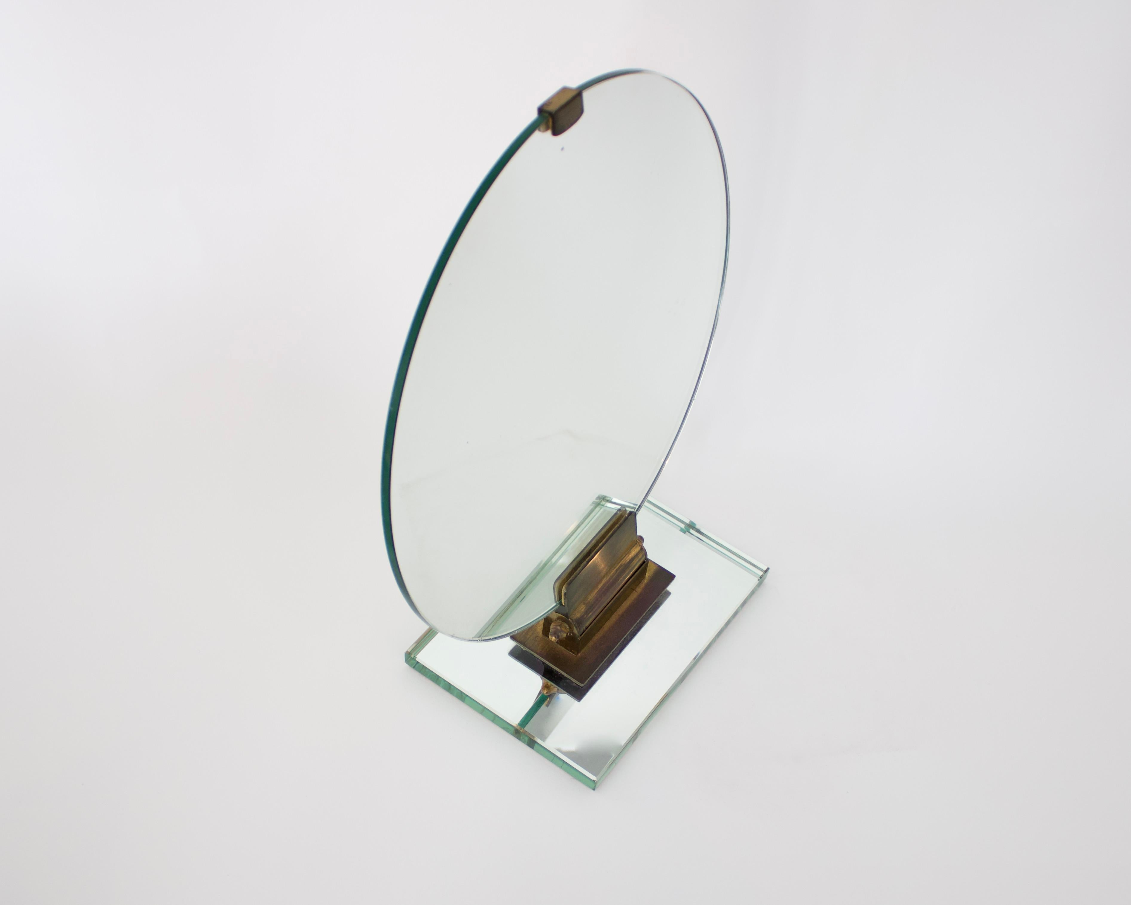Francese Specchio da tavolo o da vanità francese di Jacques Adnet con dettagli in bronzo in vendita
