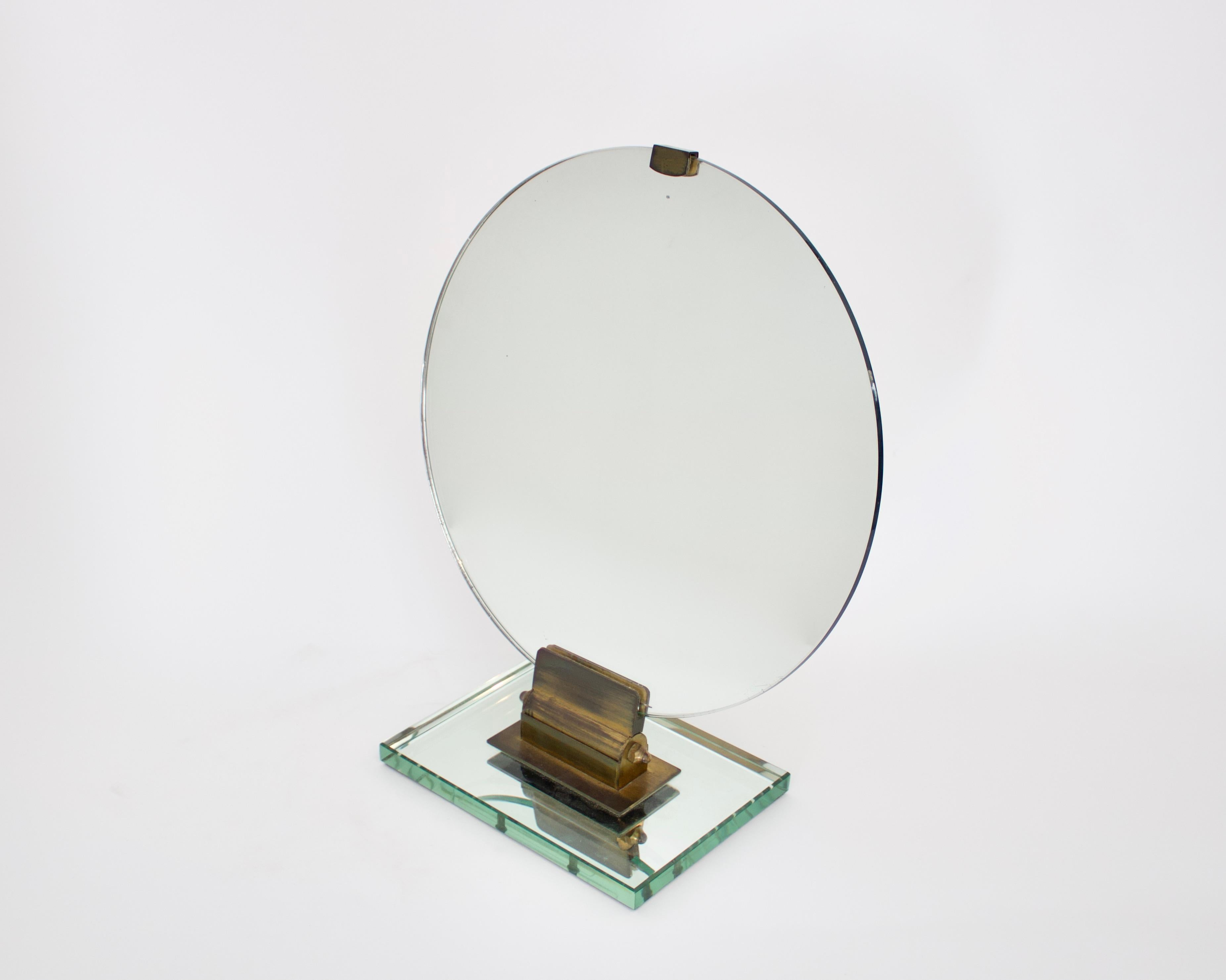 Miroir de coiffeuse ou de bureau français Jacques Adnet avec détails en bronze Bon état - En vente à Chicago, IL
