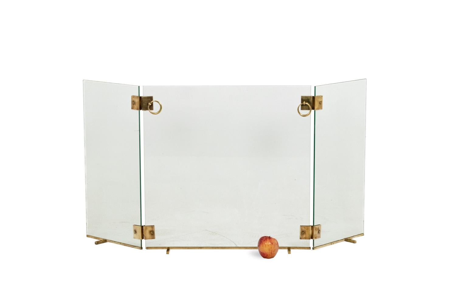 Jacques Adnet.

Three-panel glass and bronze fire screen.

French work realized in the 1950s.

Dimensions: H 62 x Maximum width 120 cm x Minimum width 63.5 cm x D 30 cm 

Reference: LS6459259S