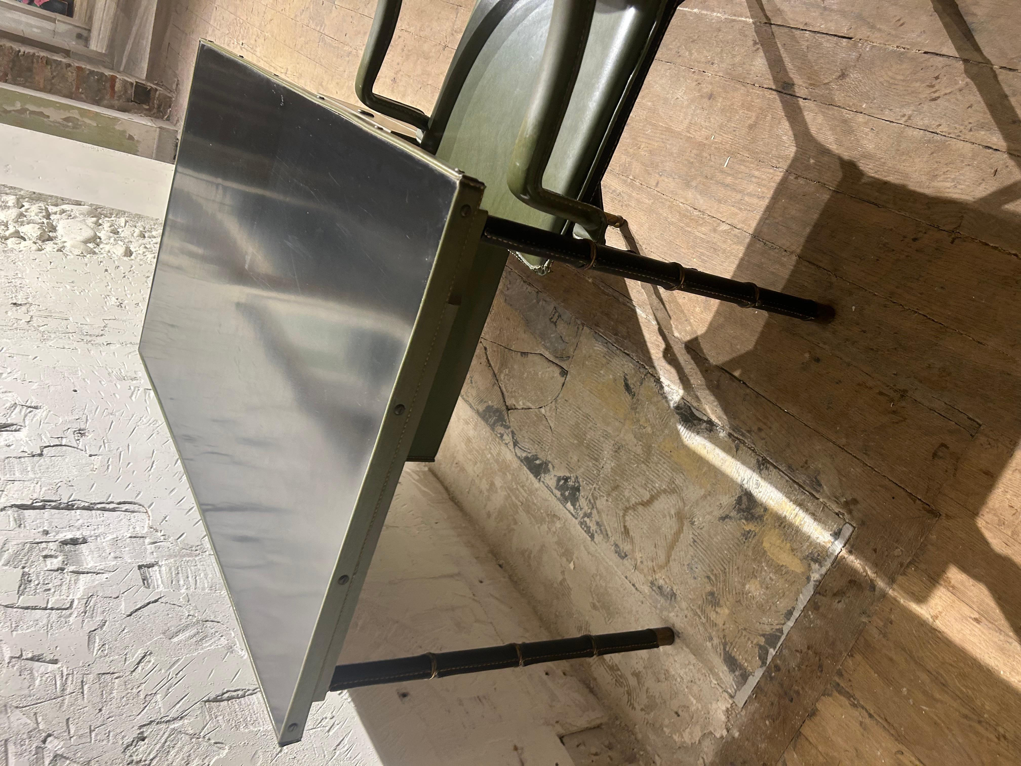 Important And rare green Desk and chair of Jacques Adnet.
Quitte rare in green.
The top is in black formica.