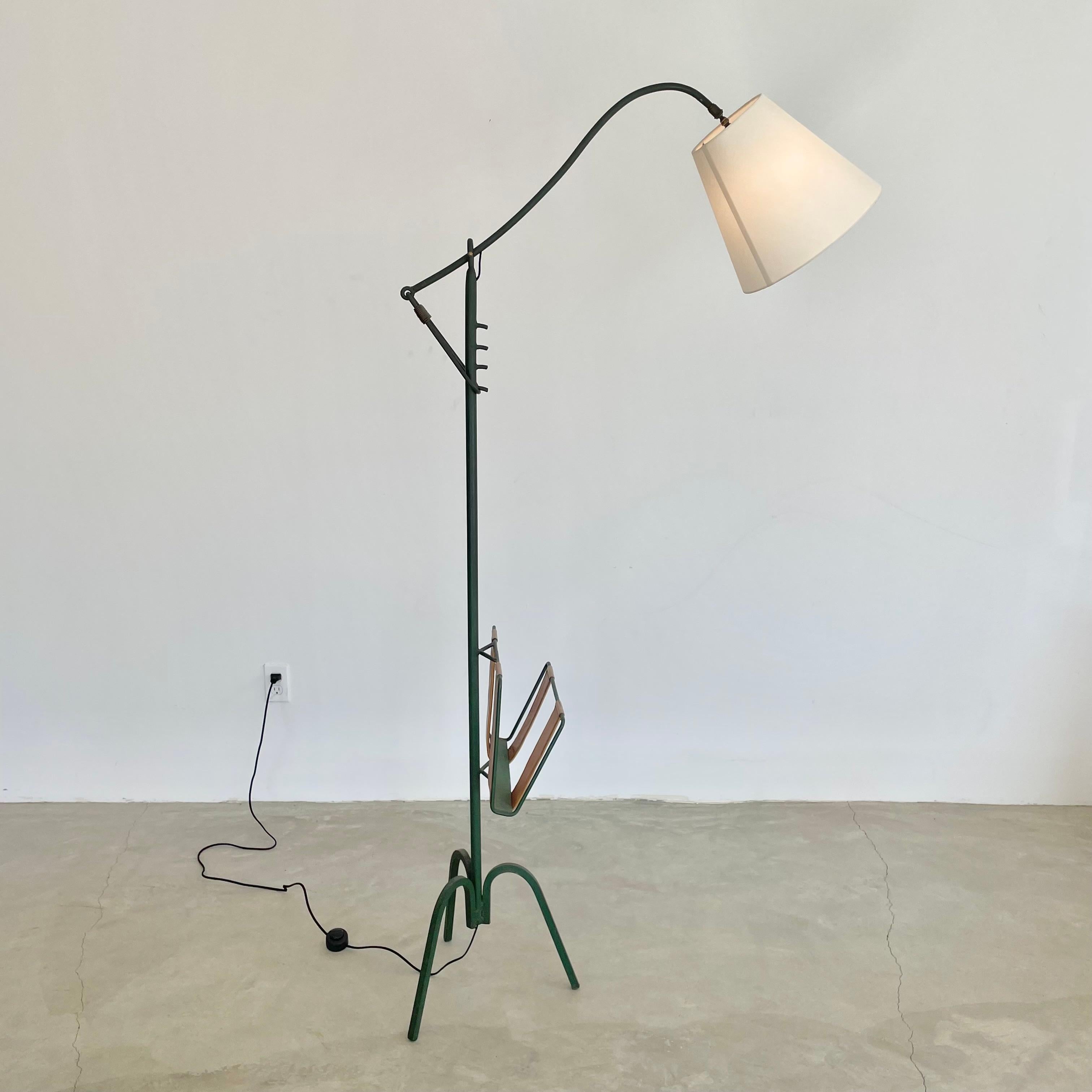 Lámpara de pie regulable de hierro al estilo de Jacques Adnet, años 50 Francia en venta 6