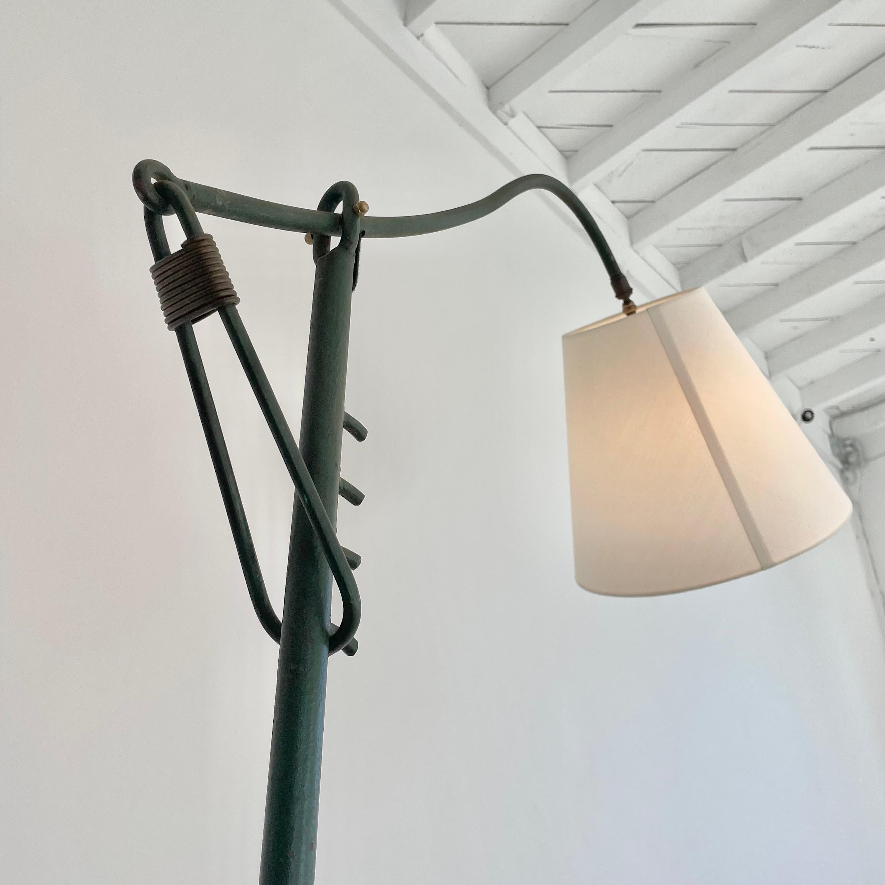 Lámpara de pie regulable de hierro al estilo de Jacques Adnet, años 50 Francia en venta 13