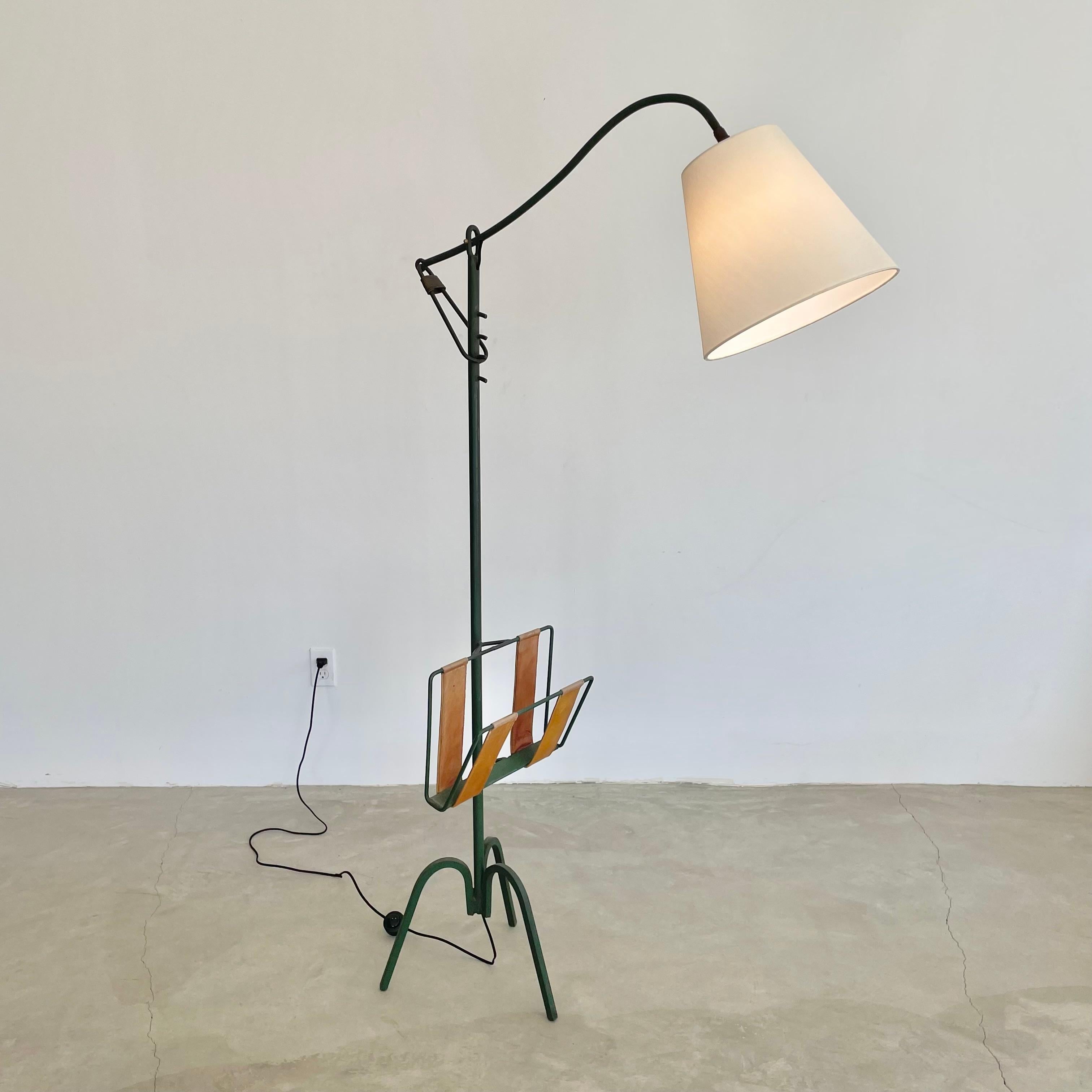 Lámpara de pie regulable de hierro al estilo de Jacques Adnet, años 50 Francia Moderno de mediados de siglo en venta