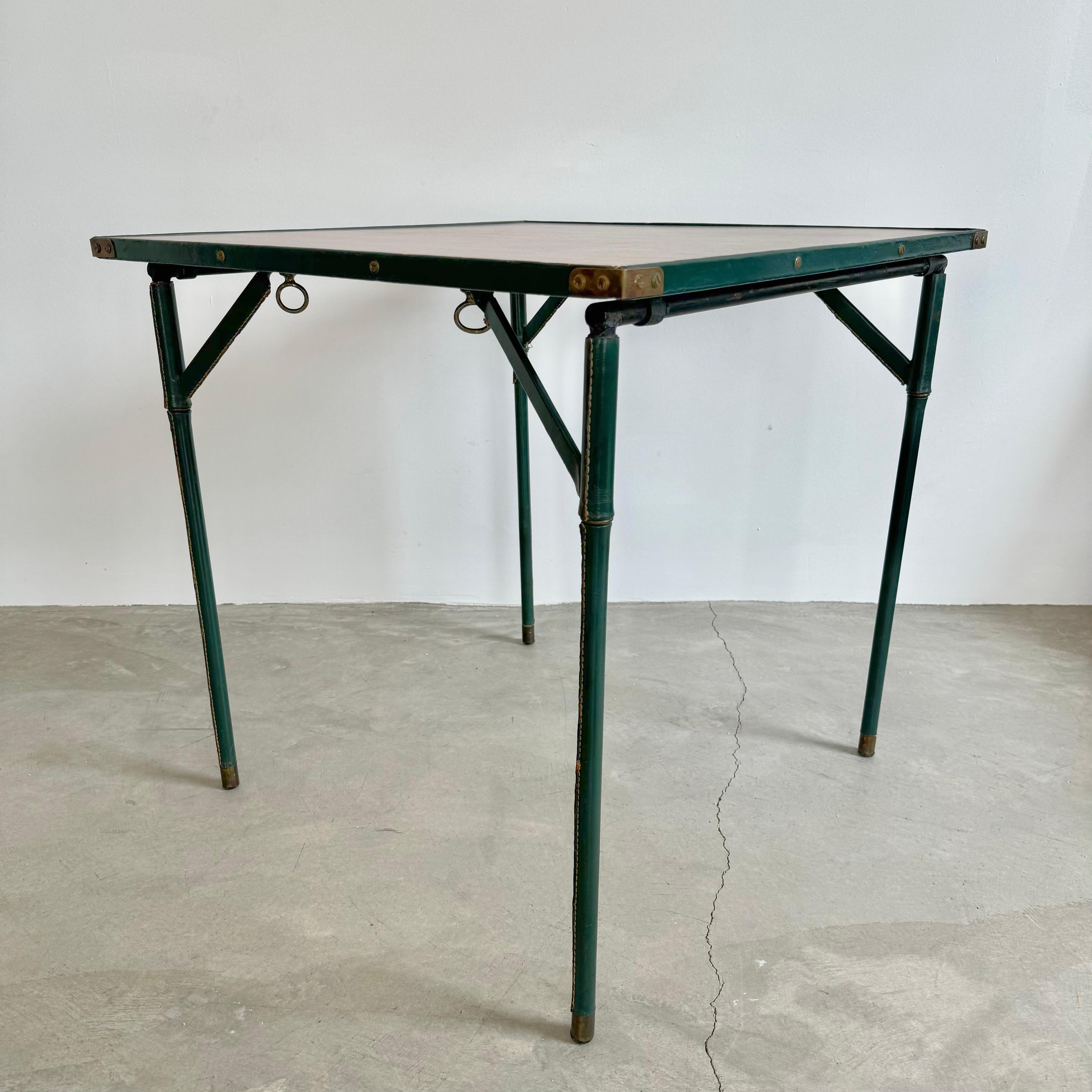 Jacques Adnet Table de jeu en bois et cuir vert, 1950 France Bon état - En vente à Los Angeles, CA