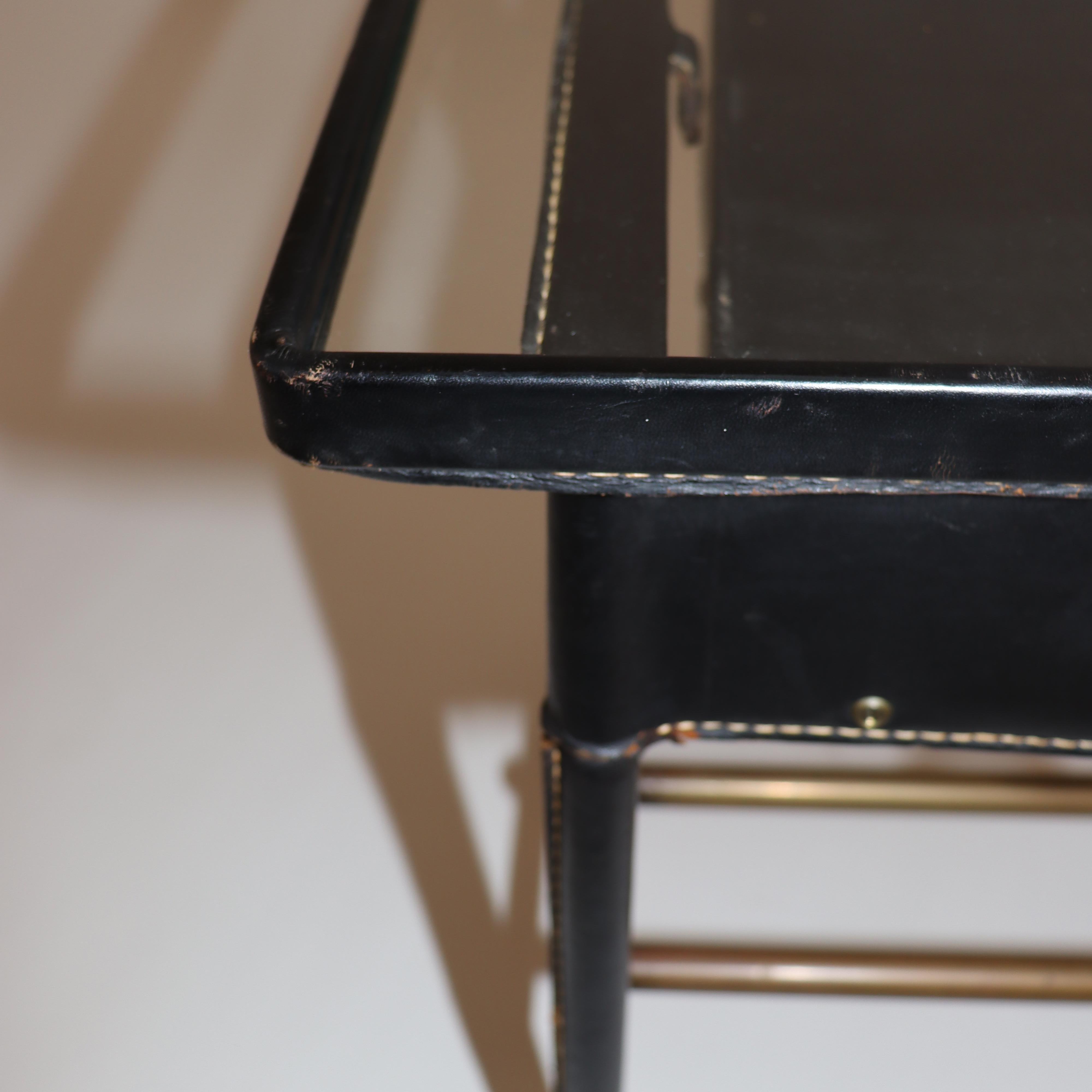 Milieu du XXe siècle Jacques Adnet, table de chevet en cuir noir cousu main, France, années 1950 en vente