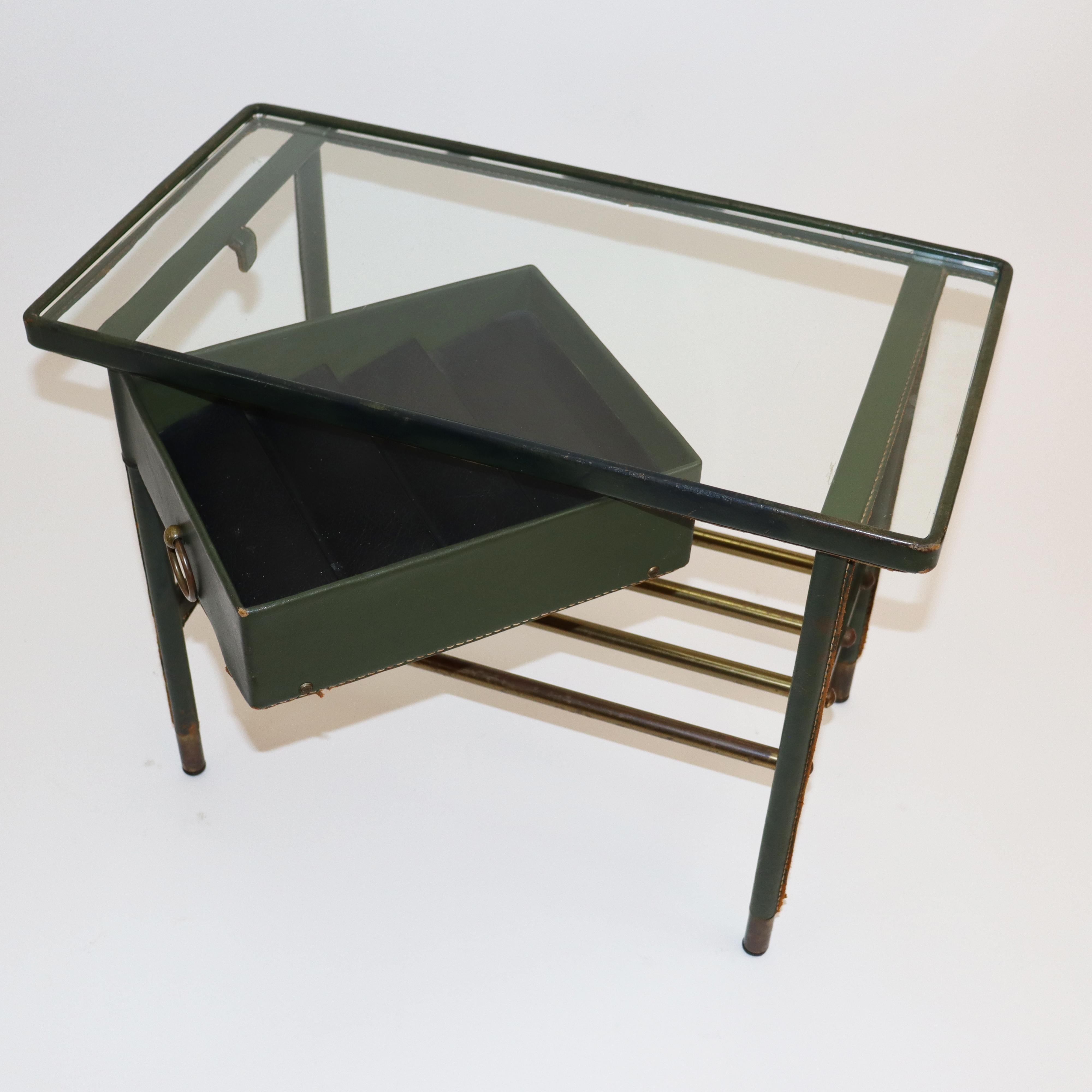 Jacques Adnet Nachttisch aus handgenähtem grünem Leder, 1950er Jahre, Frankreich (Moderne der Mitte des Jahrhunderts) im Angebot