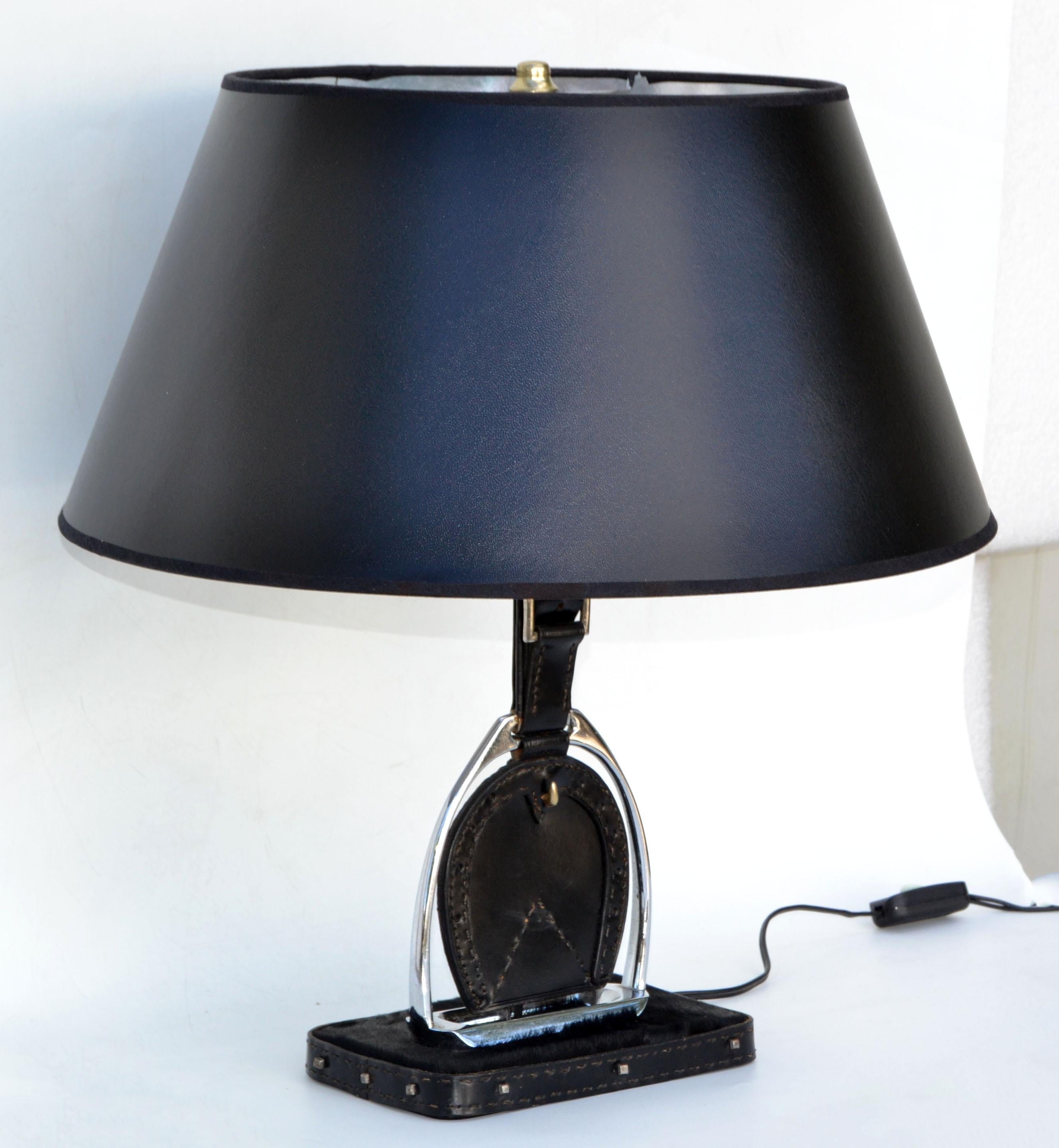 Französische Jacques Adnet Art Deco Tischlampe aus Pferdehaar, Nickel und Leder mit Sattelnähten aus den 1950er Jahren.
In perfektem Zustand US Umverdrahtung und nimmt 1 Glühbirne max. 75 Watt, oder LED-Glühbirne.
Schirm nicht enthalten.
Maße:
