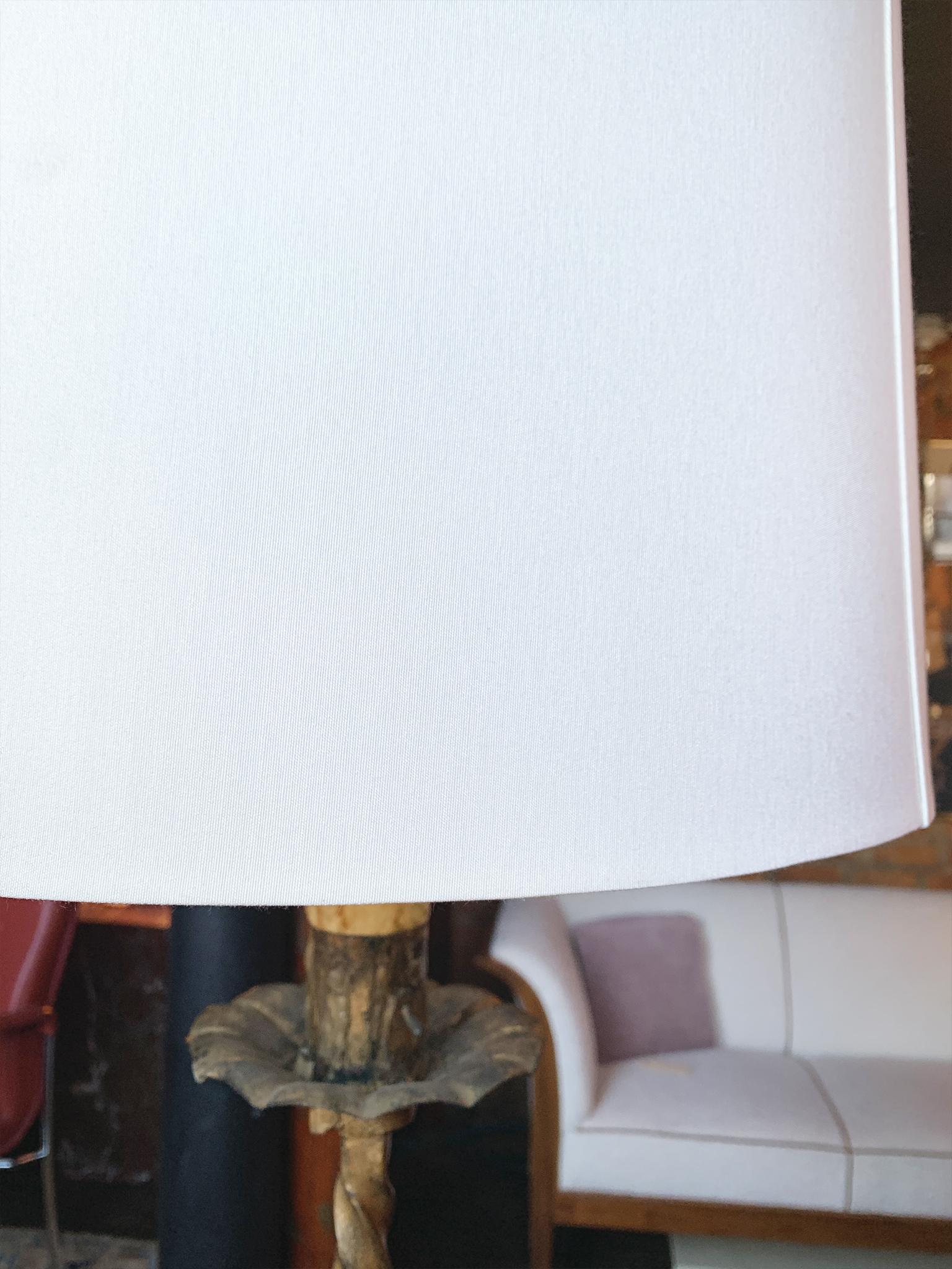 Lámpara de pie de hierro y cuero inspirada en Jacques Adnet de Ferro Art Art Decó en venta