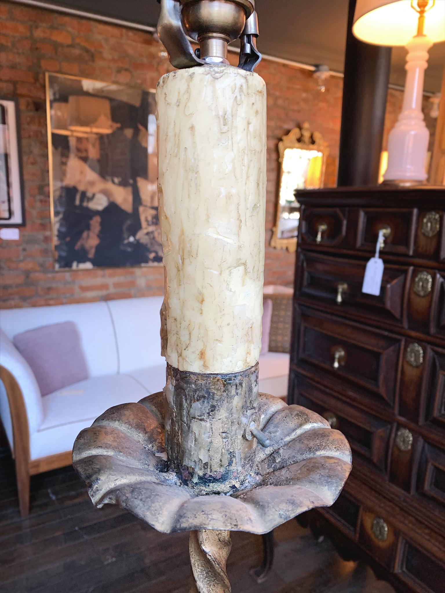 Lámpara de pie de hierro y cuero inspirada en Jacques Adnet de Ferro Art Cuero en venta