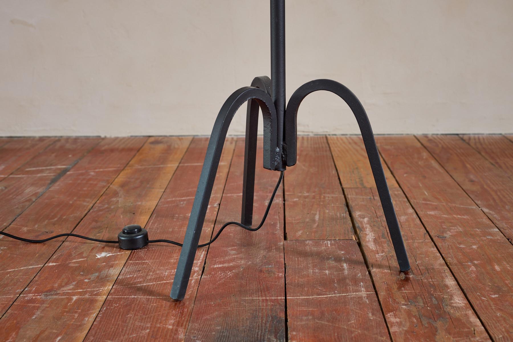 Lampada da terra regolabile in ferro di Jacques Adnet in vendita 9