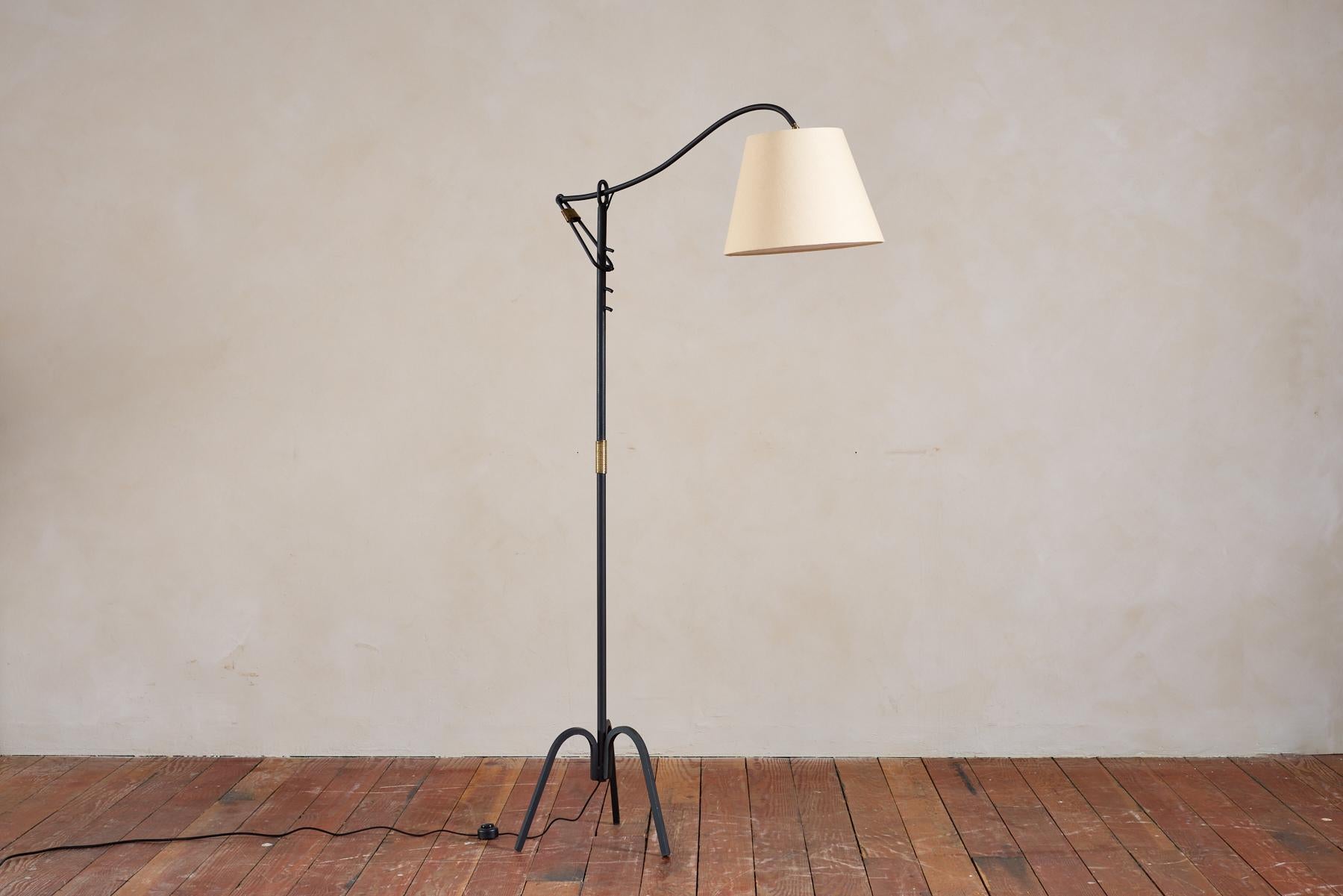 Lampada da terra articolata in ferro di Jacques Adnet con base ad arco e dettagli in ottone. 

Altezza regolabile da  62