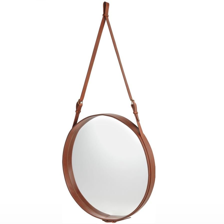 Jacques Adnet grand miroir Circulaire avec cuir brun. Conçu en 1950 par Jacques Adnet et exécuté en cuir, laiton et verre. Le miroir Circulaire est le résultat d'un partenariat entre Adnet et la maison de couture française exclusive Hermès, où Adnet