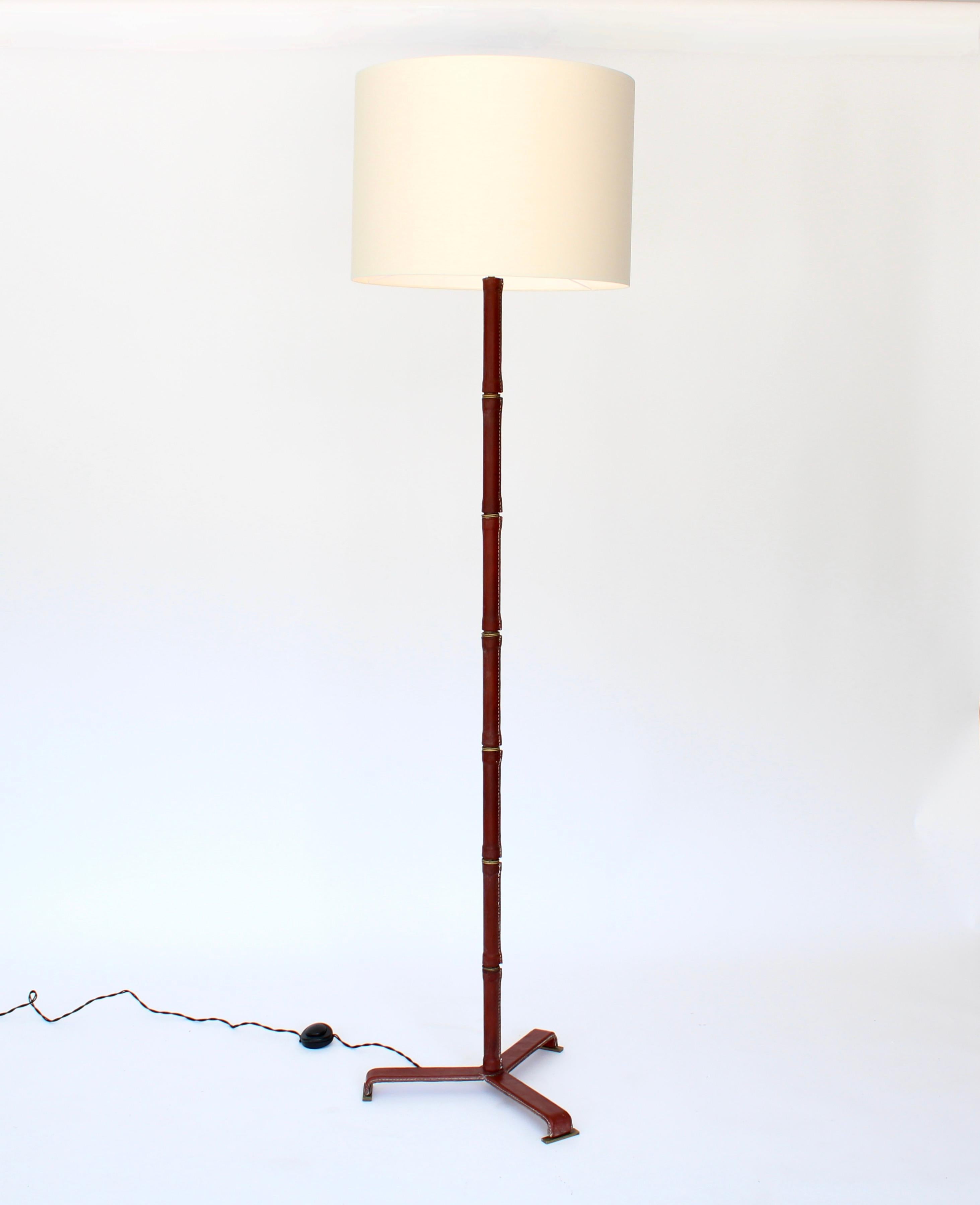 Jacques Adnet con piede in pelle e ottone e bronzo  Lampada da terra francese in vendita 3