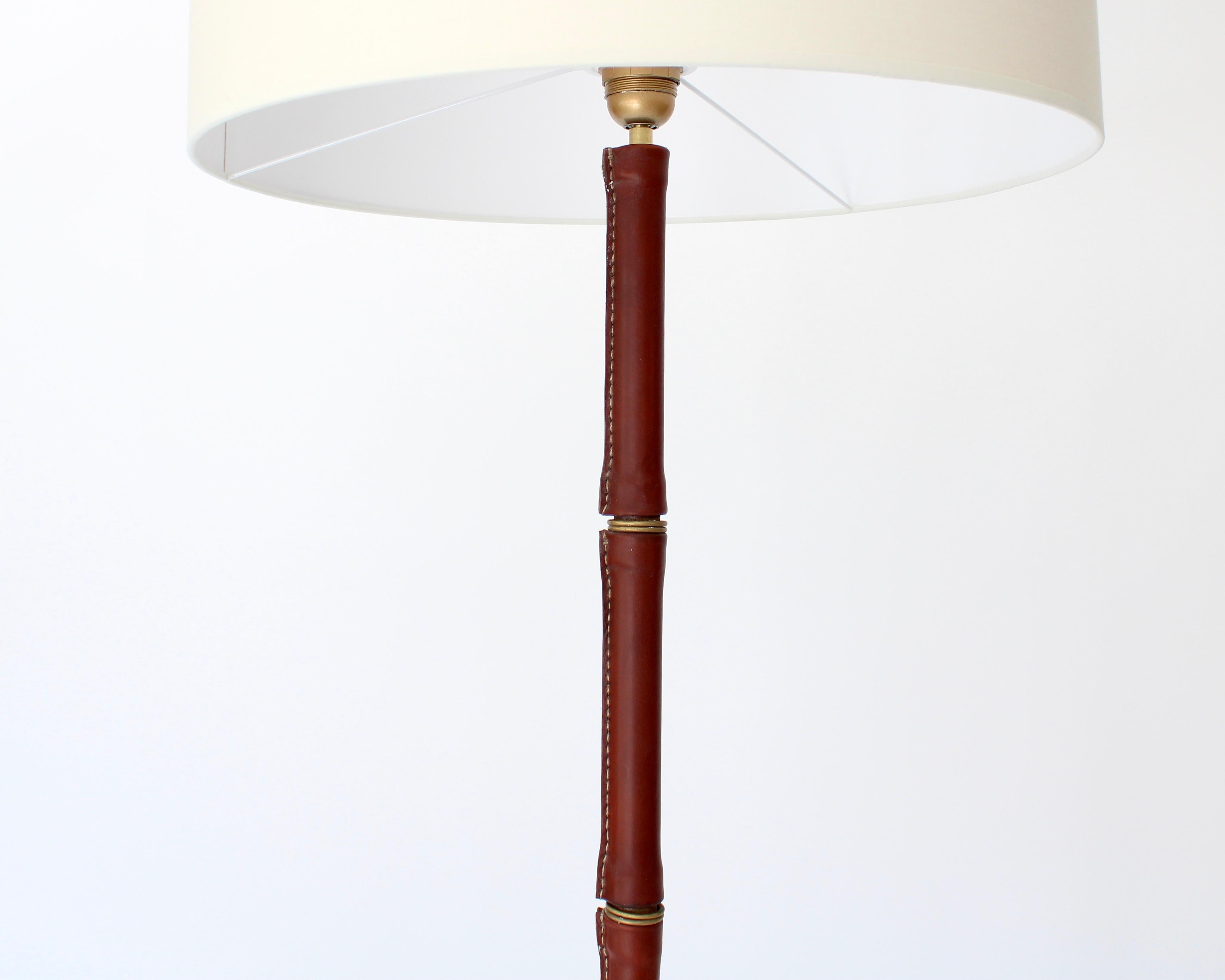 Jacques Adnet con piede in pelle e ottone e bronzo  Lampada da terra francese in vendita 4