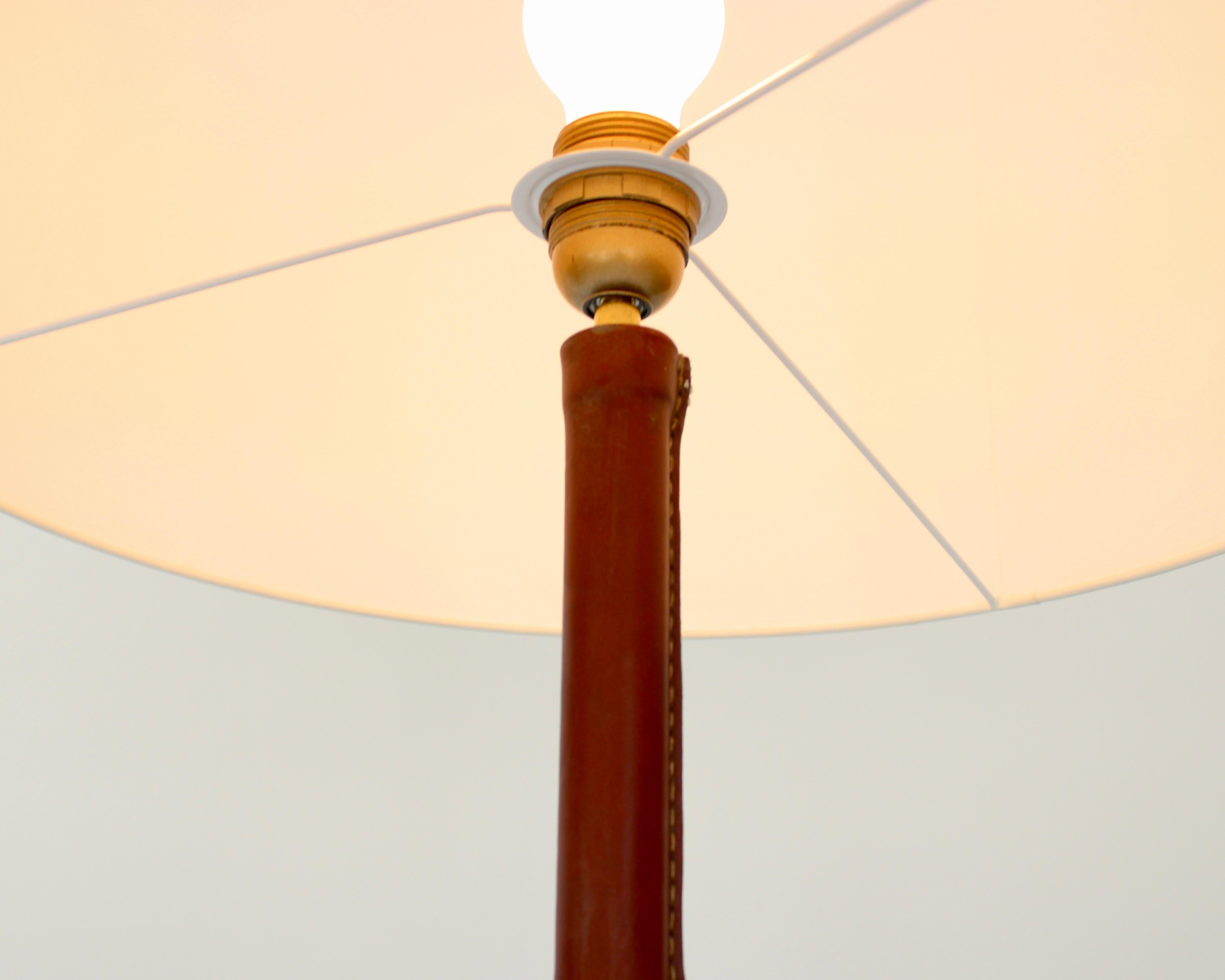 Jacques Adnet con piede in pelle e ottone e bronzo  Lampada da terra francese in vendita 5