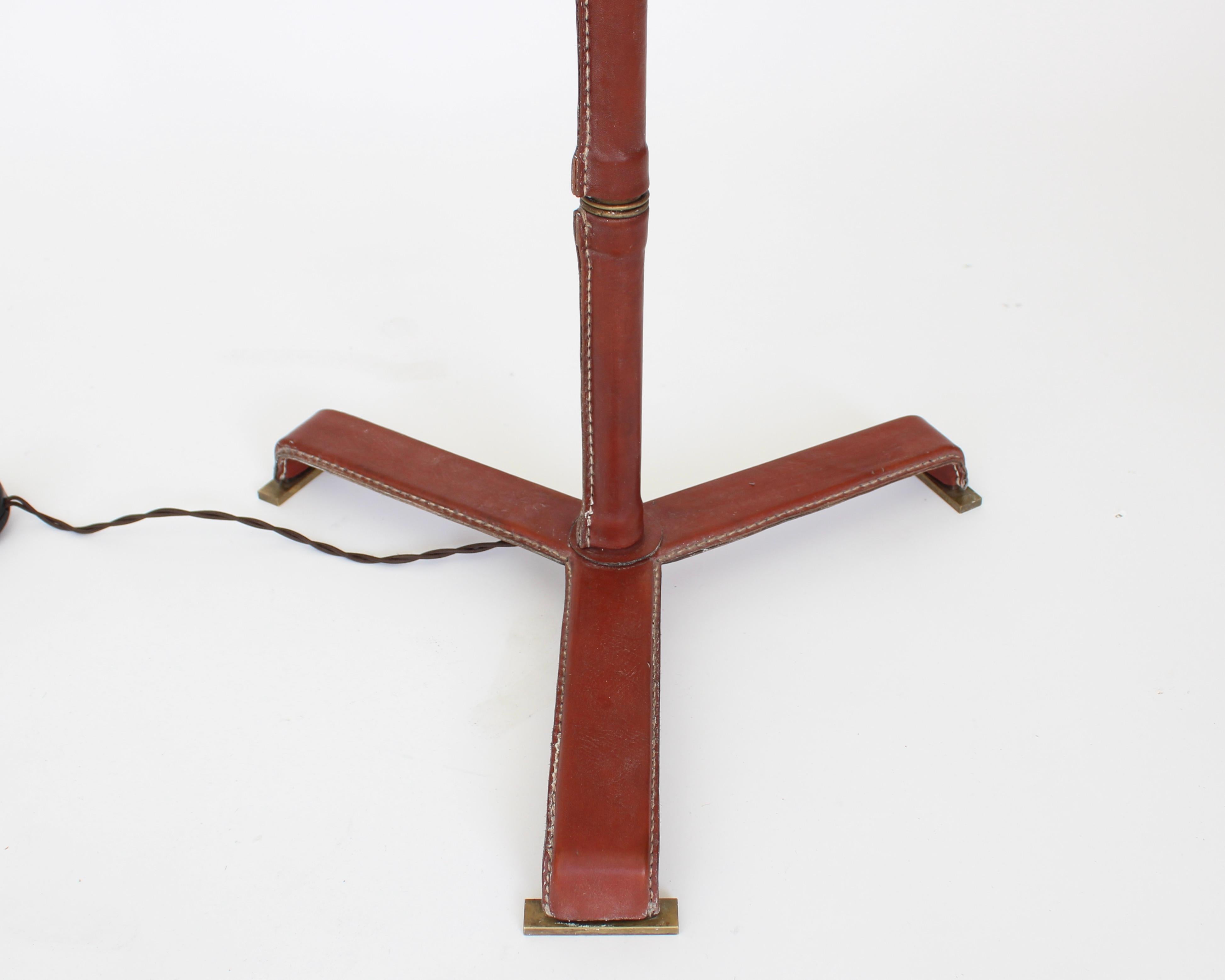 Jacques Adnet con piede in pelle e ottone e bronzo  Lampada da terra francese in vendita 7